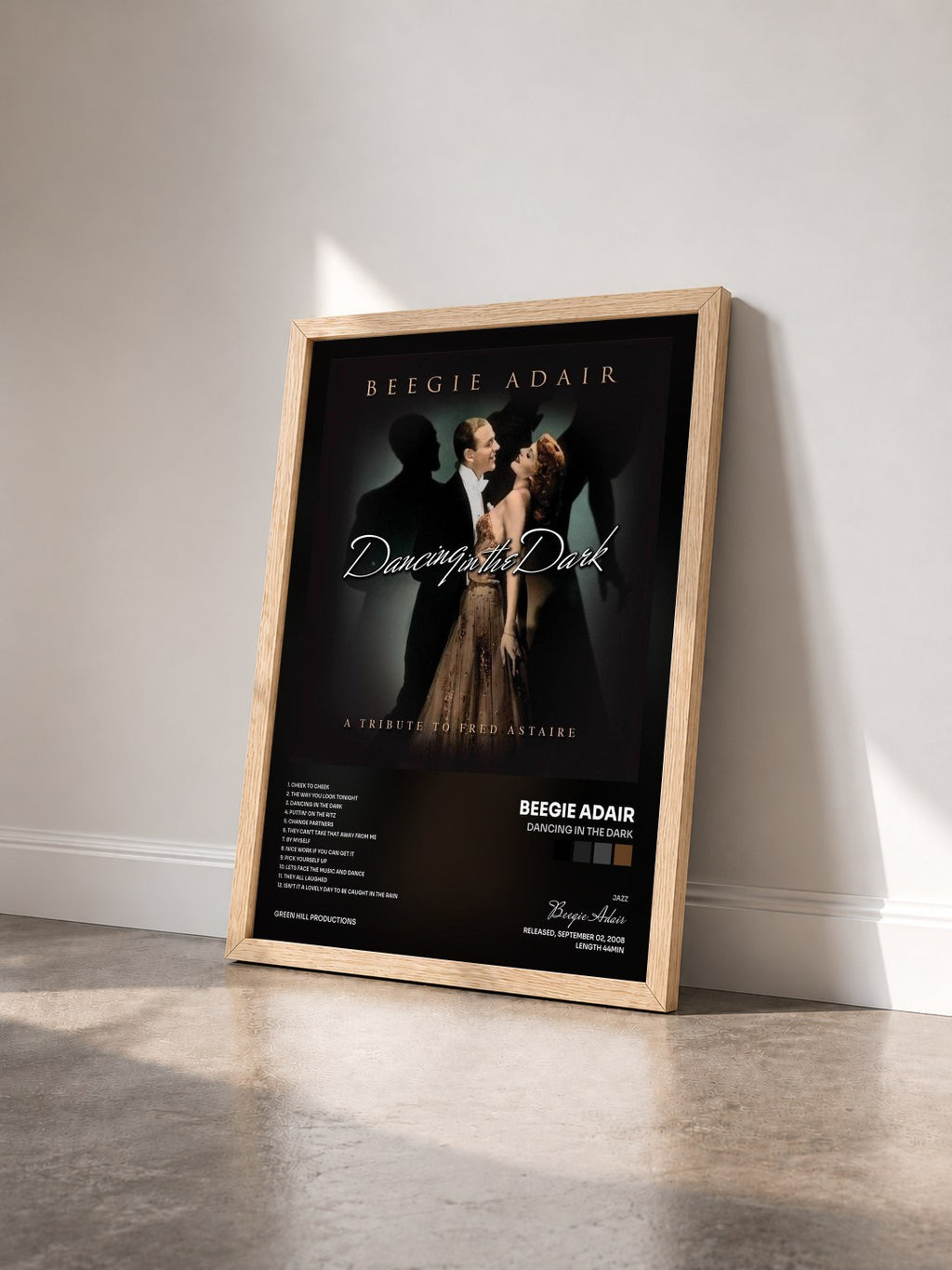 #bois Tableau de l'album Dancing In The Dark de Beegie Adair vu de trois quarts, cadre en bois brut