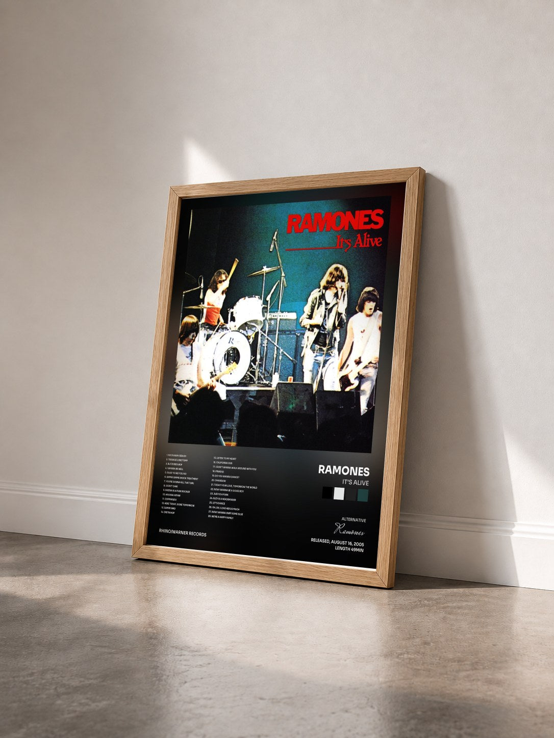 #bois Tableau de l'album It's Alive de Ramones vu de trois quarts, cadre en bois brut