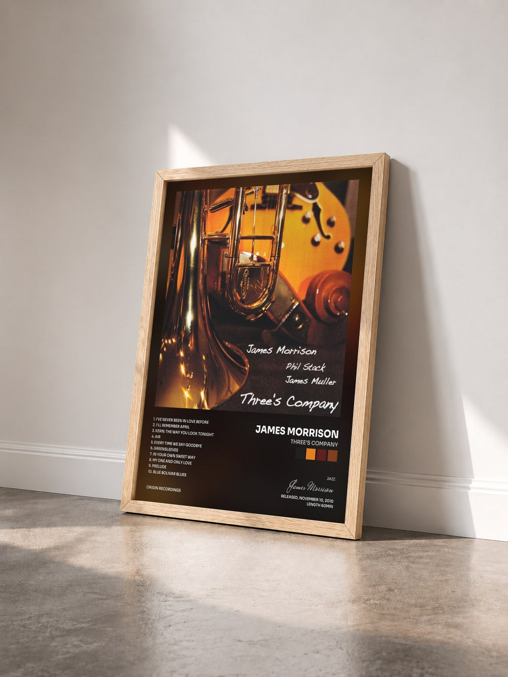 #bois Tableau de l'album Three's Company de James Morrison vu de trois quarts, cadre en bois brut
