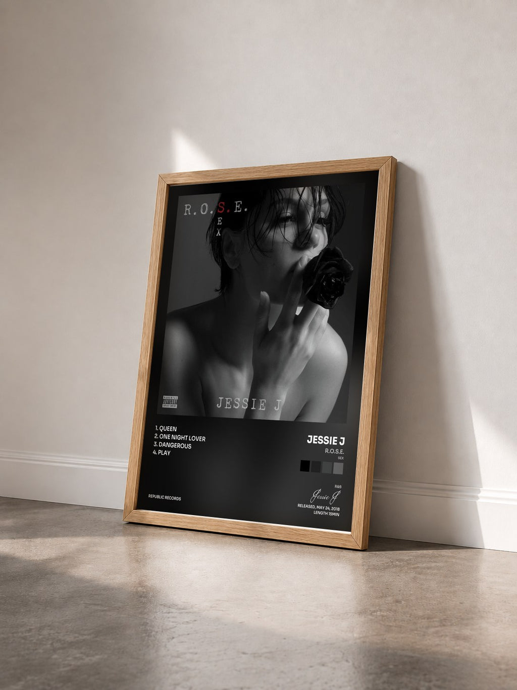#bois Tableau de l'album R.O.S.E. (Sex) de Jessie J vu de trois quarts, cadre en bois brut