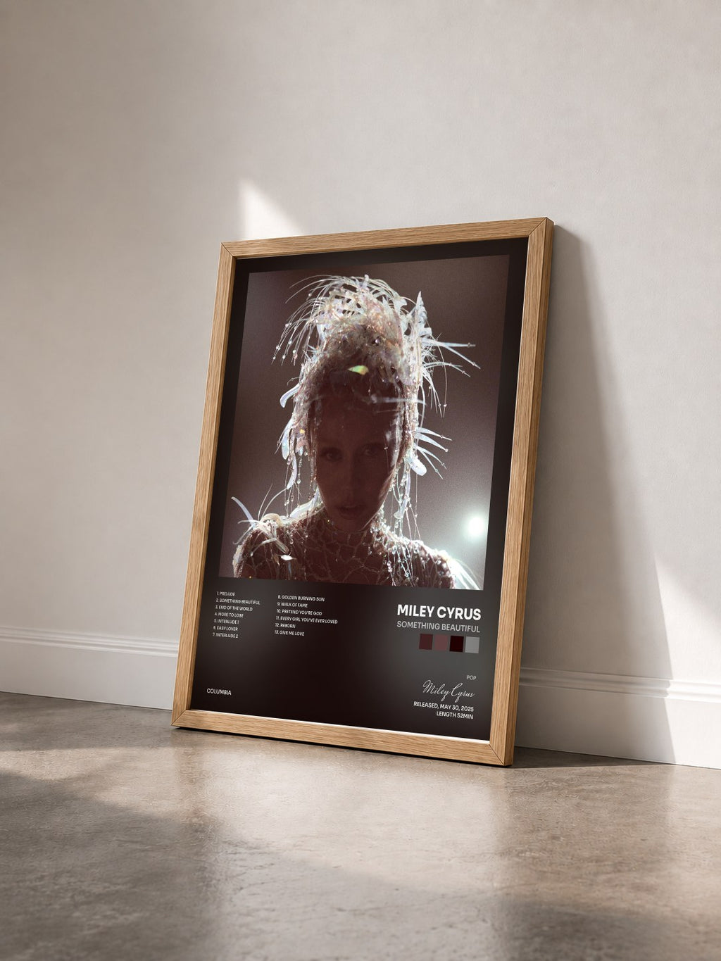 #bois Tableau de l'album Something Beautiful de Miley Cyrus vu de trois quarts, cadre en bois brut
