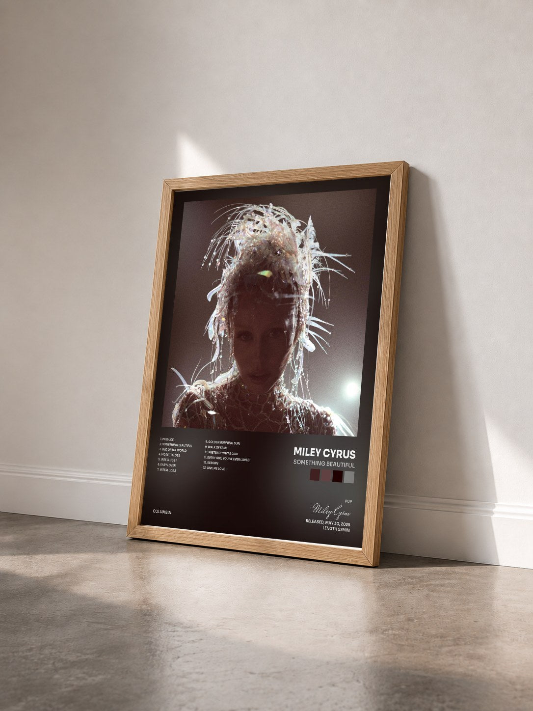 #bois Tableau de l'album Something Beautiful de Miley Cyrus vu de trois quarts, cadre en bois brut