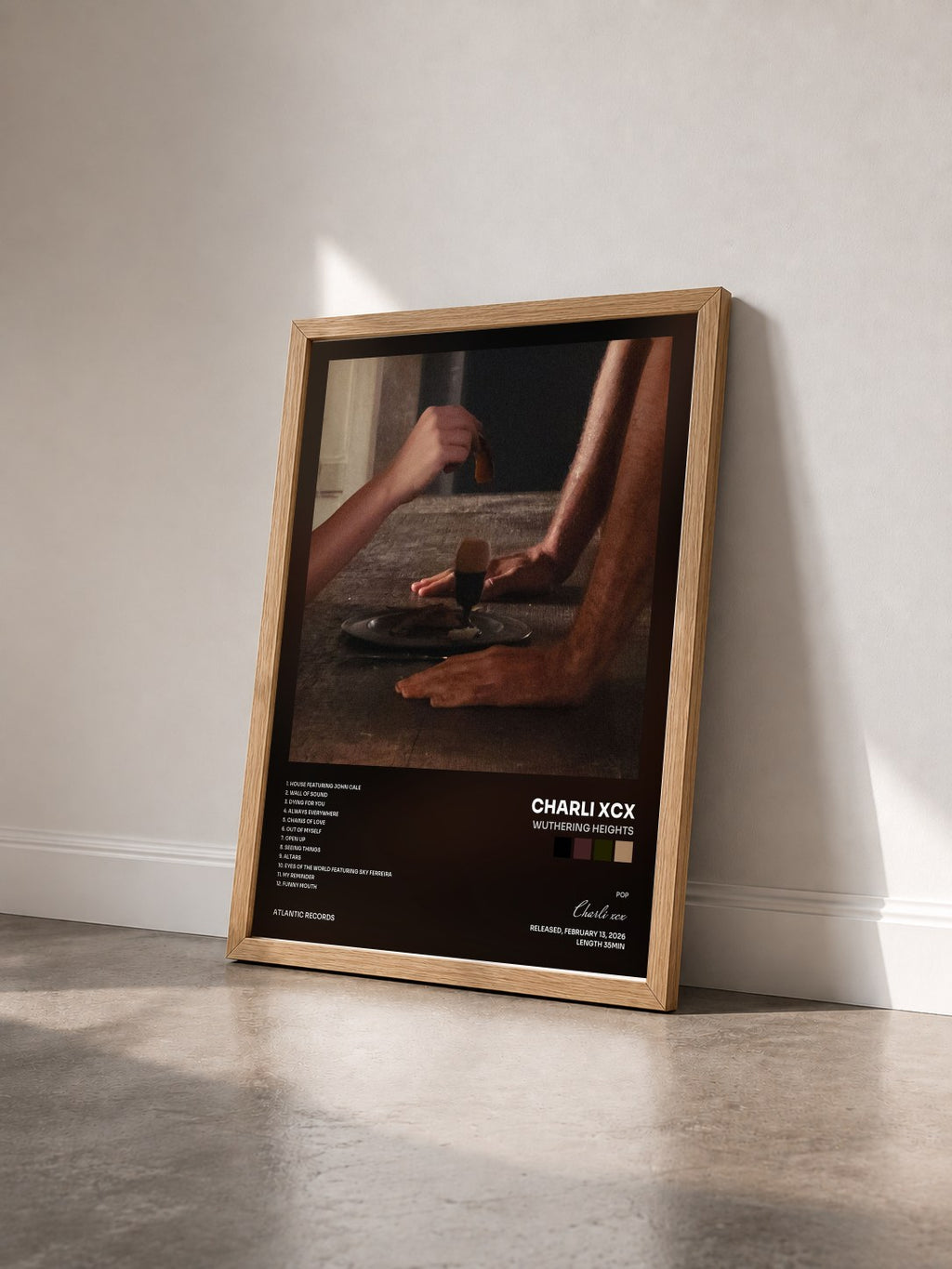 #bois Tableau de l'album Wuthering Heights de Charli xcx vu de trois quarts, cadre en bois brut