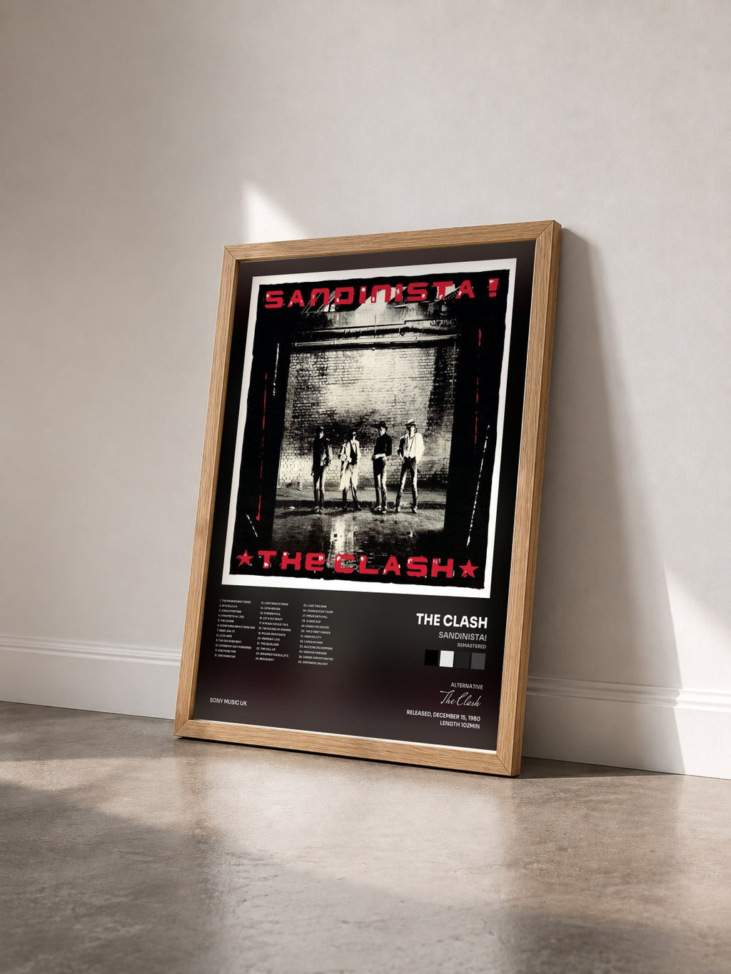 #bois Tableau de l'album Sandinista! (Remastered) de The Clash vu de trois quarts, cadre en bois brut