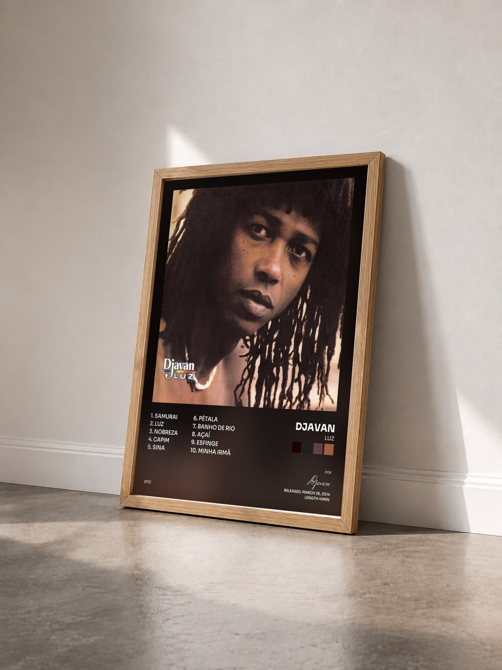 #bois Tableau de l'album Luz de Djavan vu de trois quarts, cadre en bois brut