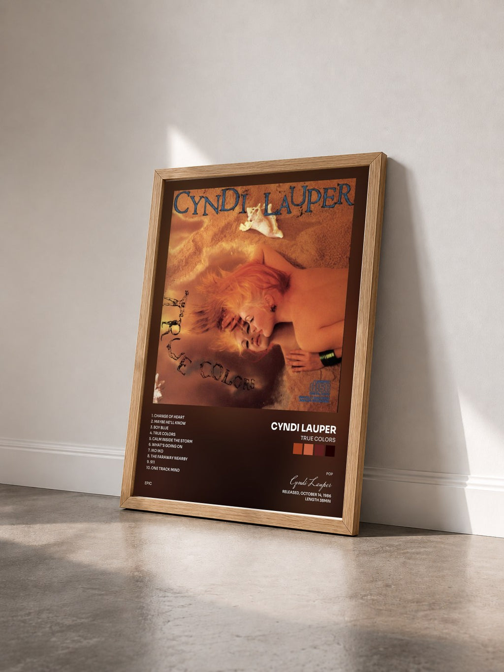 #bois Tableau de l'album True Colors de Cyndi Lauper vu de trois quarts, cadre en bois brut