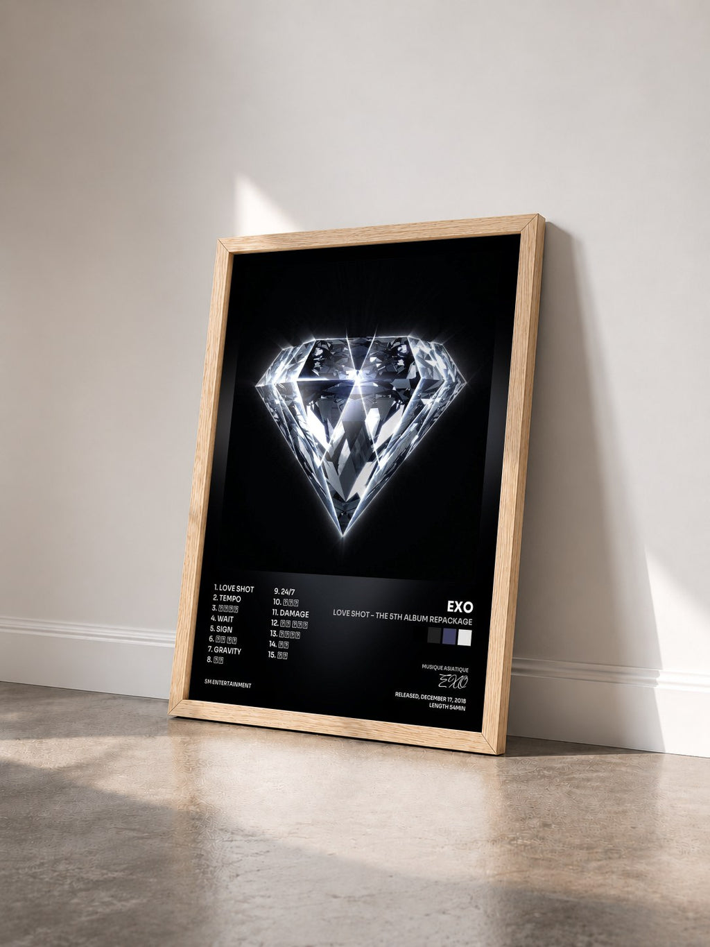 #bois Tableau de l'album LOVE SHOT – The 5th Album Repackage de EXO vu de trois quarts, cadre en bois brut