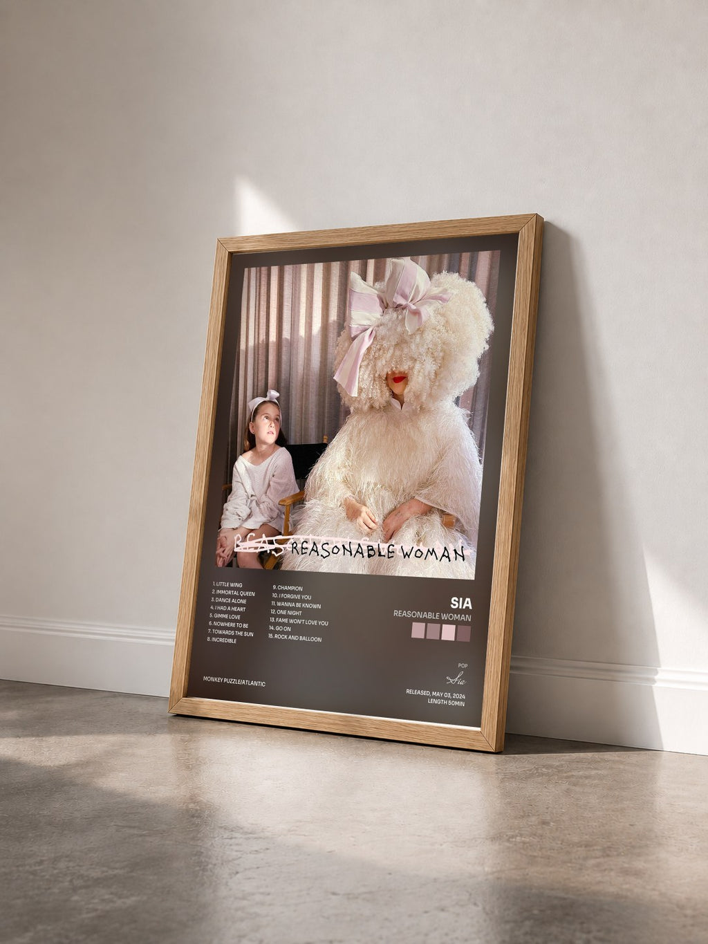 #bois Tableau de l'album Reasonable Woman de Sia vu de trois quarts, cadre en bois brut