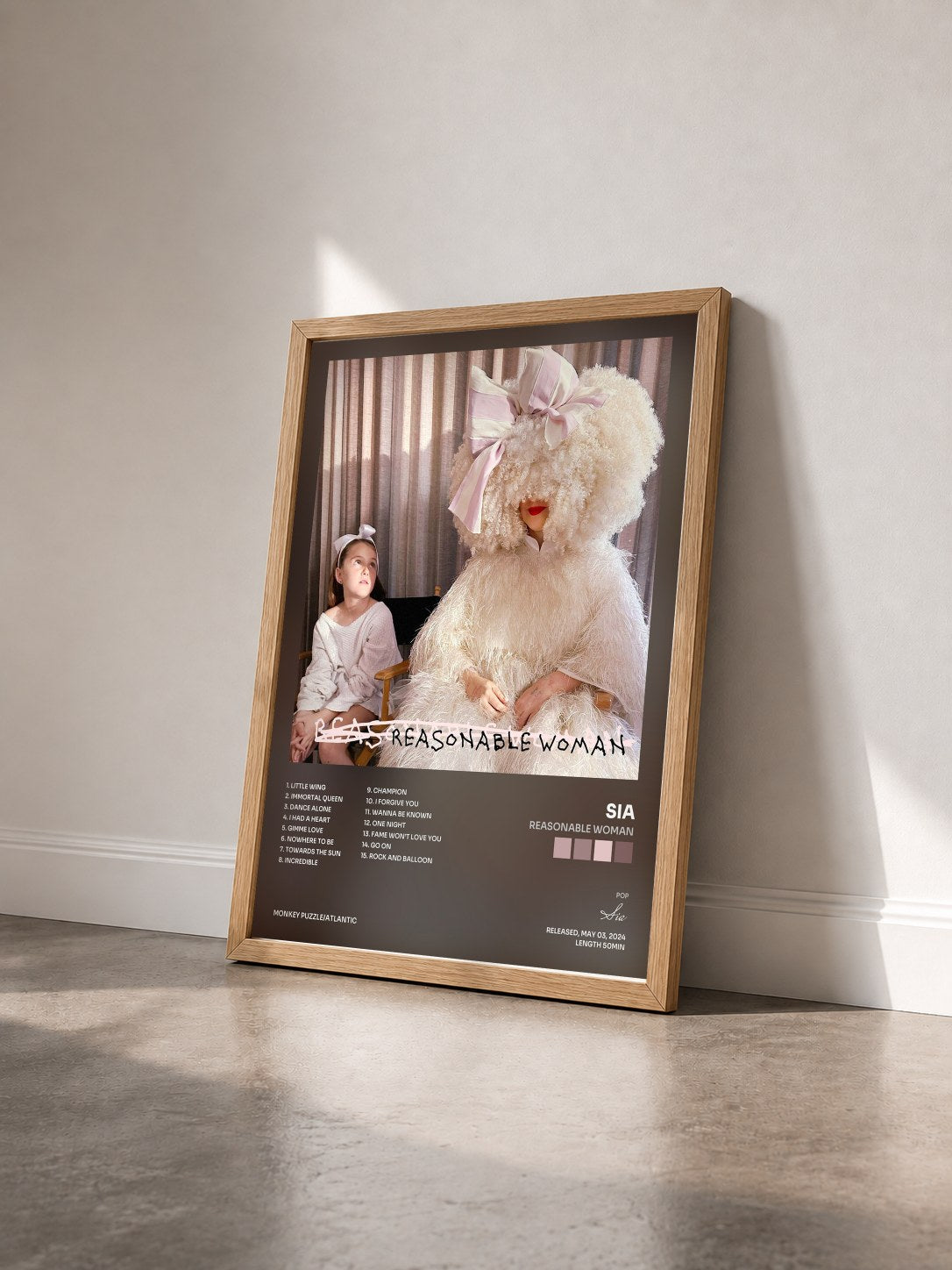 #bois Tableau de l'album Reasonable Woman de Sia vu de trois quarts, cadre en bois brut