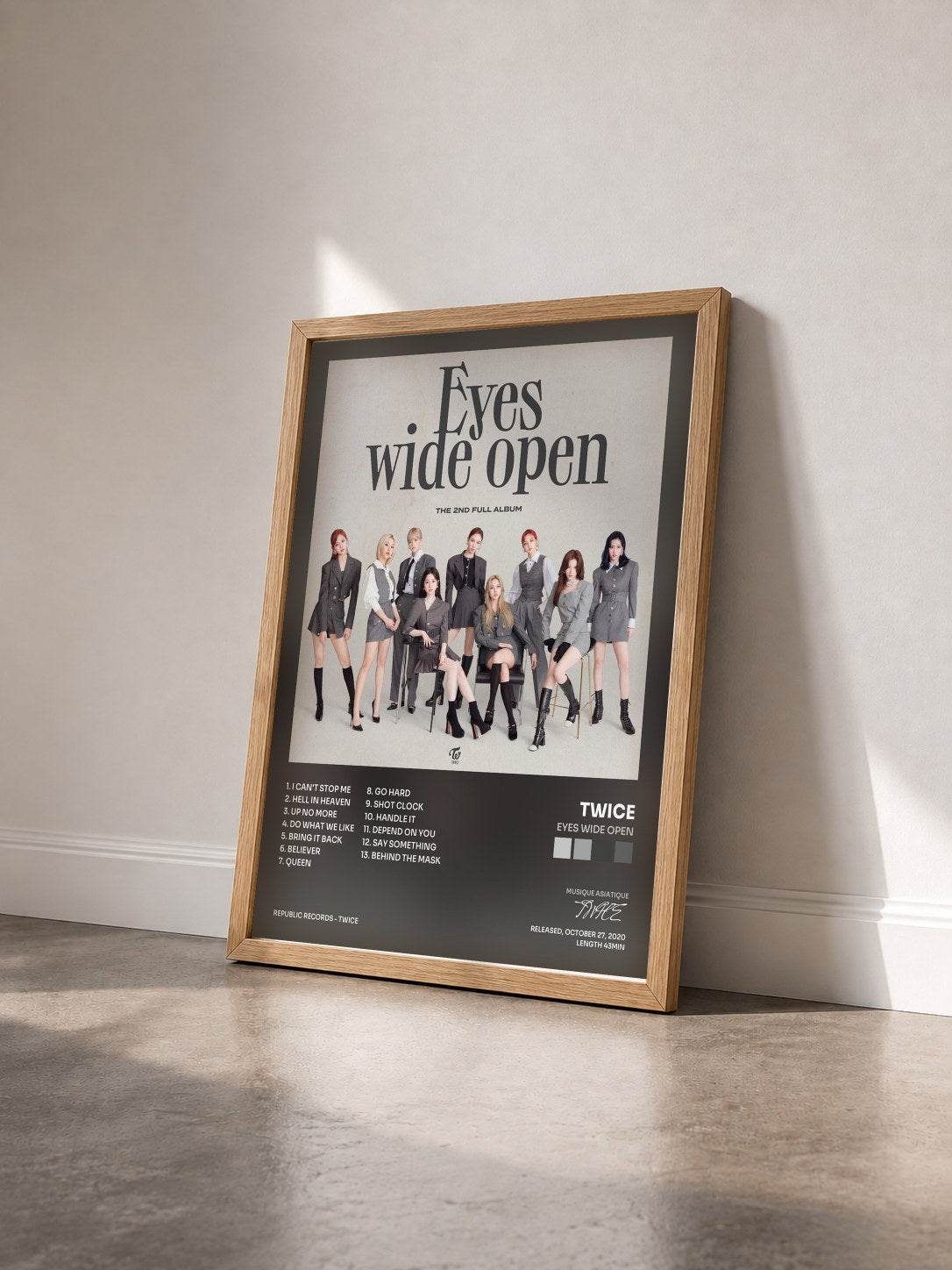 #bois Tableau de l'album Eyes Wide Open de TWICE vu de trois quarts, cadre en bois brut