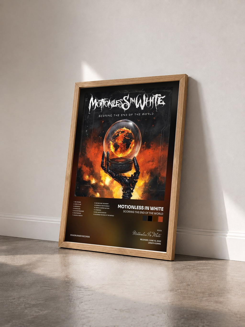 #bois Tableau de l'album Scoring The End Of The World de Motionless In White vu de trois quarts, cadre en bois brut