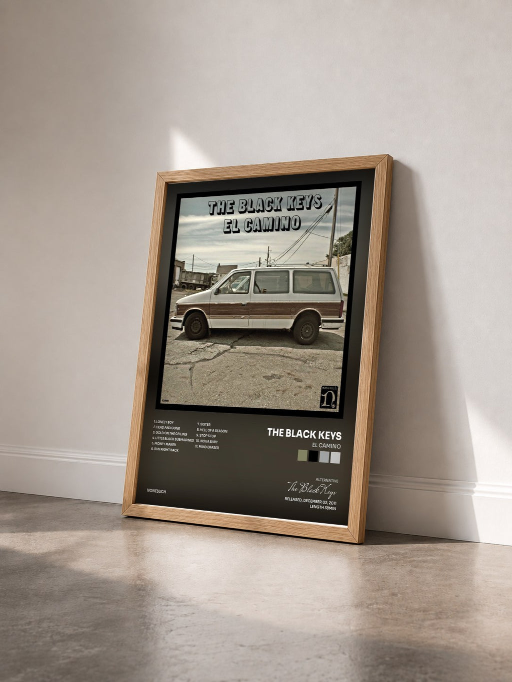 #bois Tableau de l'album El Camino de The Black Keys vu de trois quarts, cadre en bois brut