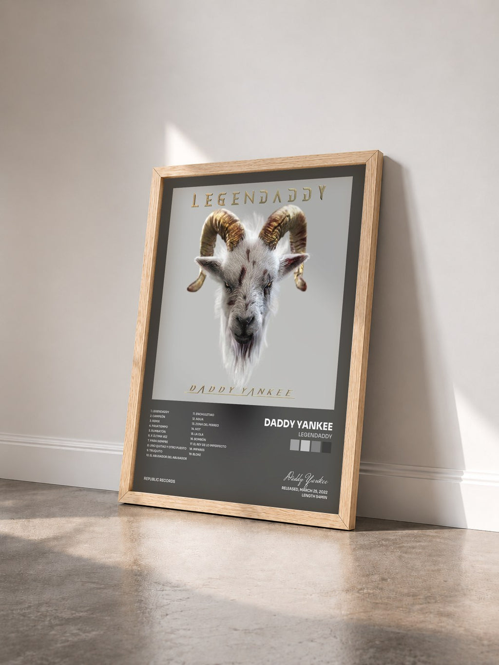 #bois Tableau de l'album LEGENDADDY de Daddy Yankee vu de trois quarts, cadre en bois brut