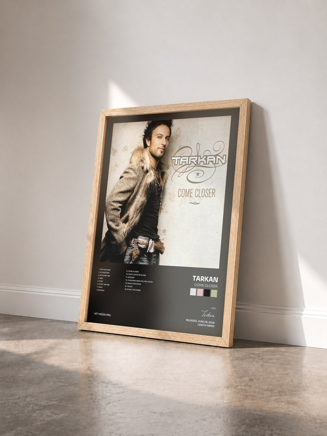 #bois Tableau de l'album Come Closer de Tarkan vu de trois quarts, cadre en bois brut