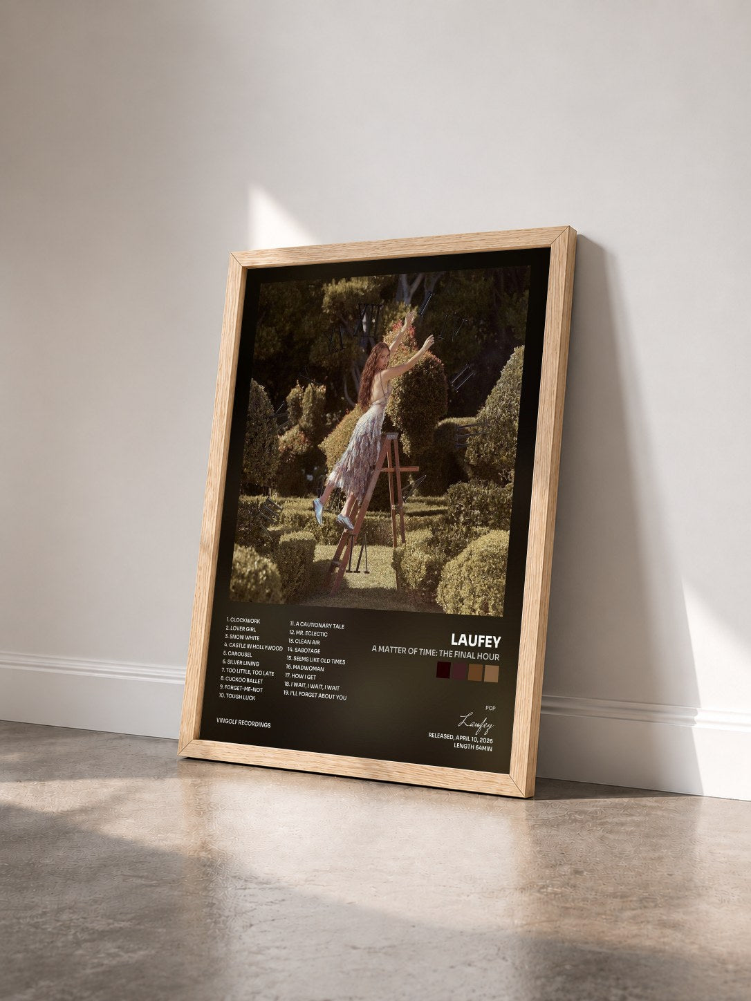 #bois Tableau de l'album A Matter of Time: The Final Hour de Laufey vu de trois quarts, cadre en bois brut