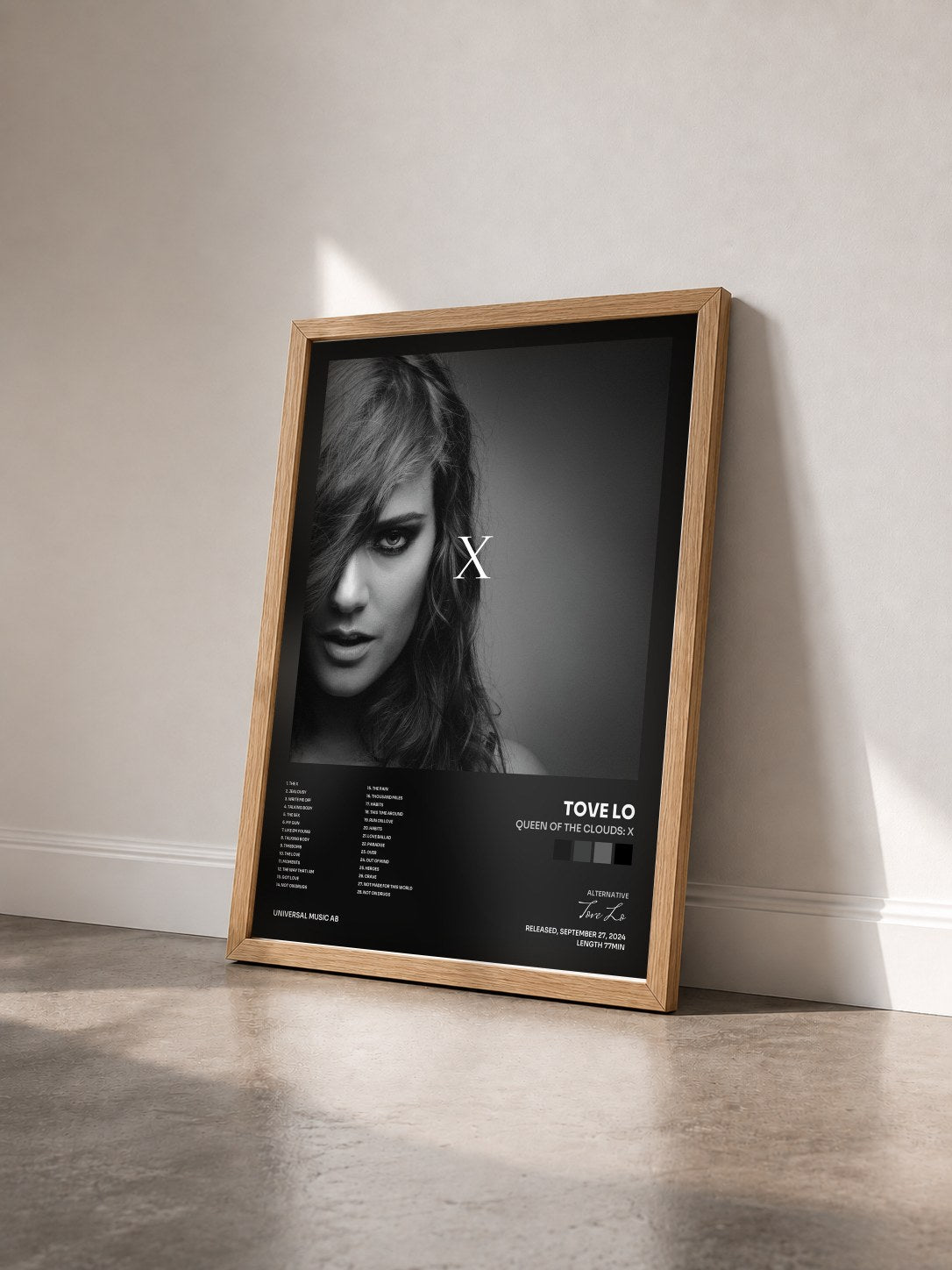 #bois Tableau de l'album Queen Of The Clouds: X de Tove Lo vu de trois quarts, cadre en bois brut