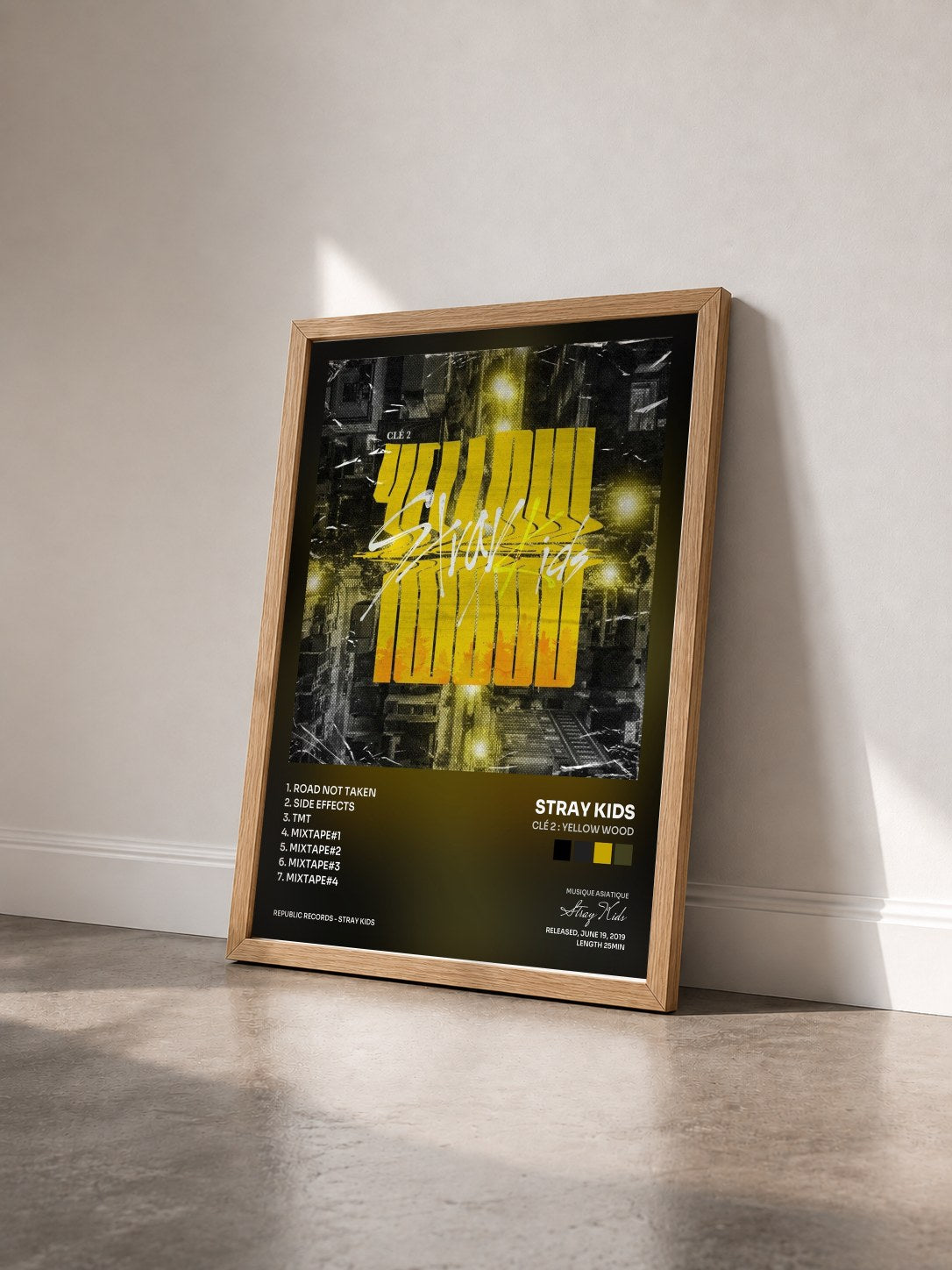 #bois Tableau de l'album Clé 2 : Yellow Wood de Stray Kids vu de trois quarts, cadre en bois brut