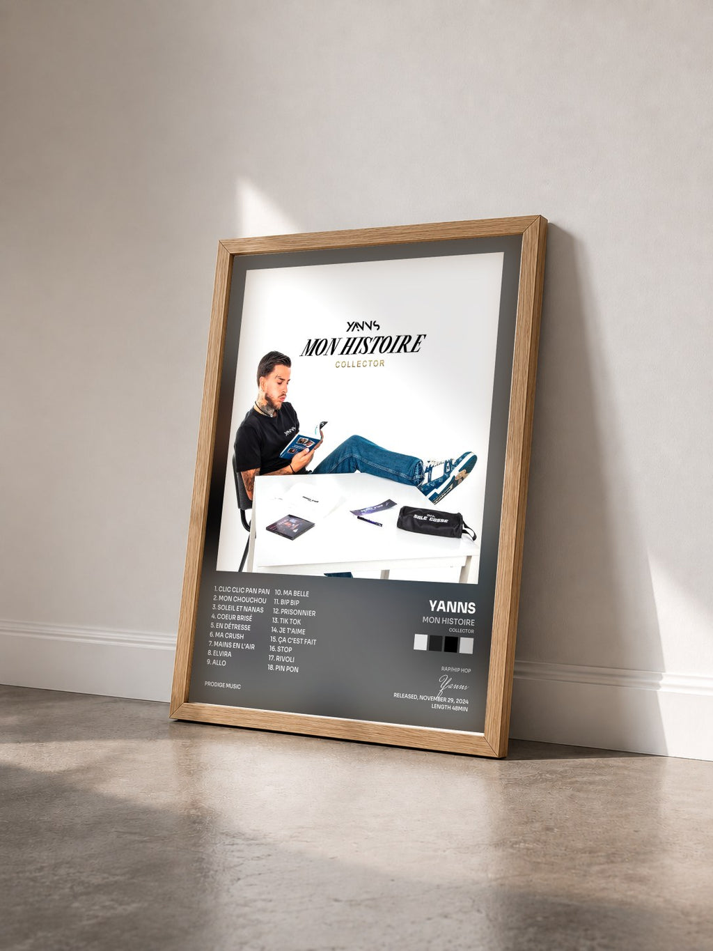 #bois Tableau de l'album Mon Histoire (Collector) de Yanns vu de trois quarts, cadre en bois brut