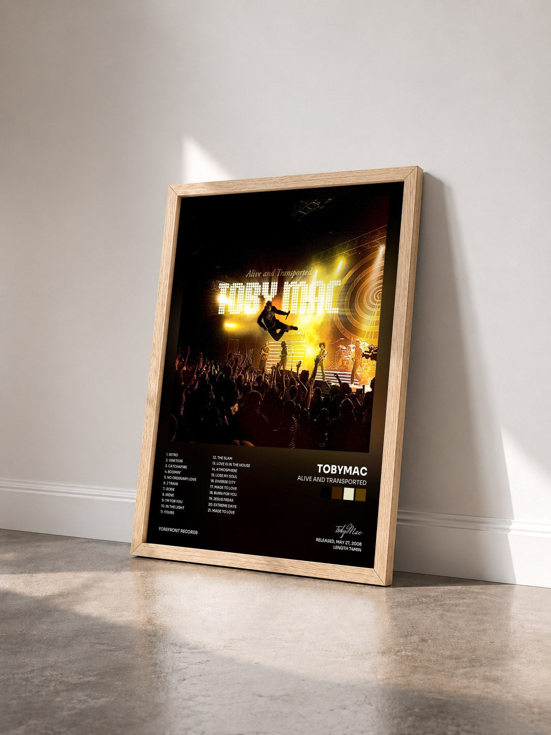 #bois Tableau de l'album Alive And Transported de tobyMac vu de trois quarts, cadre en bois brut
