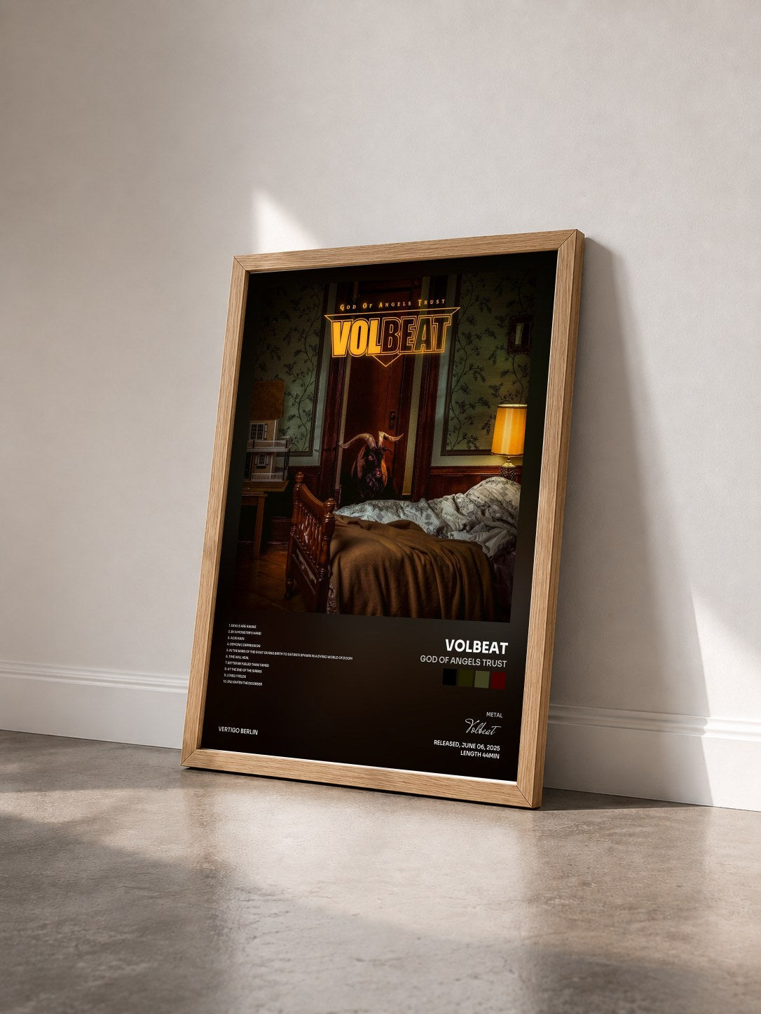 #bois Tableau de l'album God Of Angels Trust de Volbeat vu de trois quarts, cadre en bois brut
