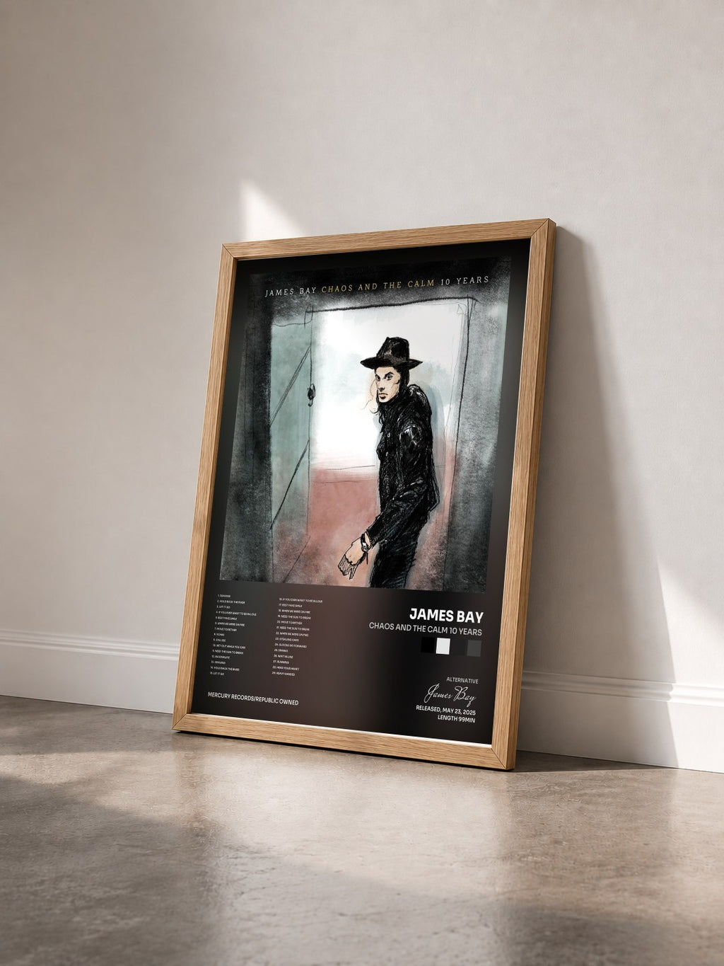#bois Tableau de l'album Chaos And The Calm 10 Years de James Bay vu de trois quarts, cadre en bois brut