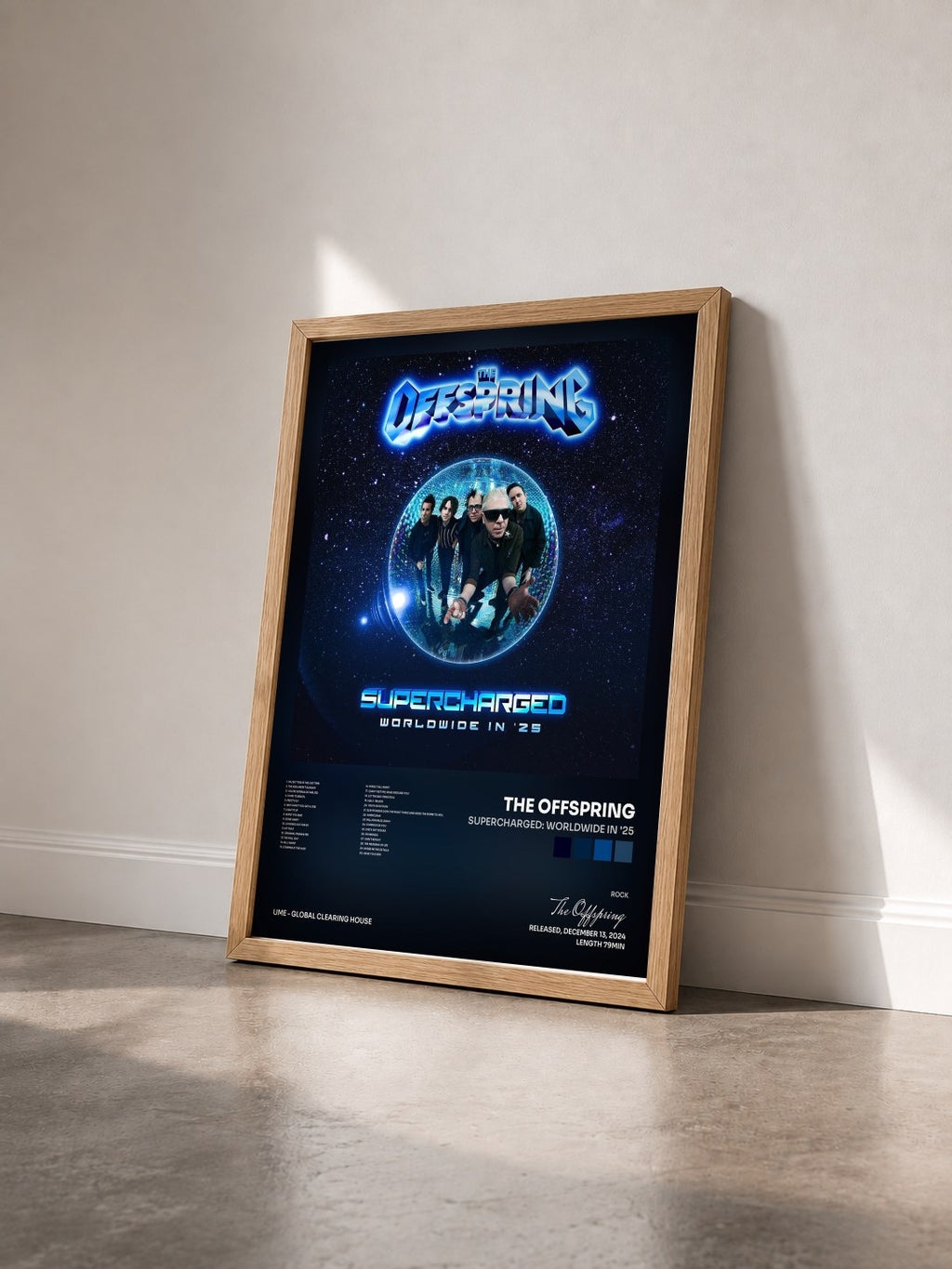 #bois Tableau de l'album SUPERCHARGED: WORLDWIDE IN '25 de The Offspring vu de trois quarts, cadre en bois brut