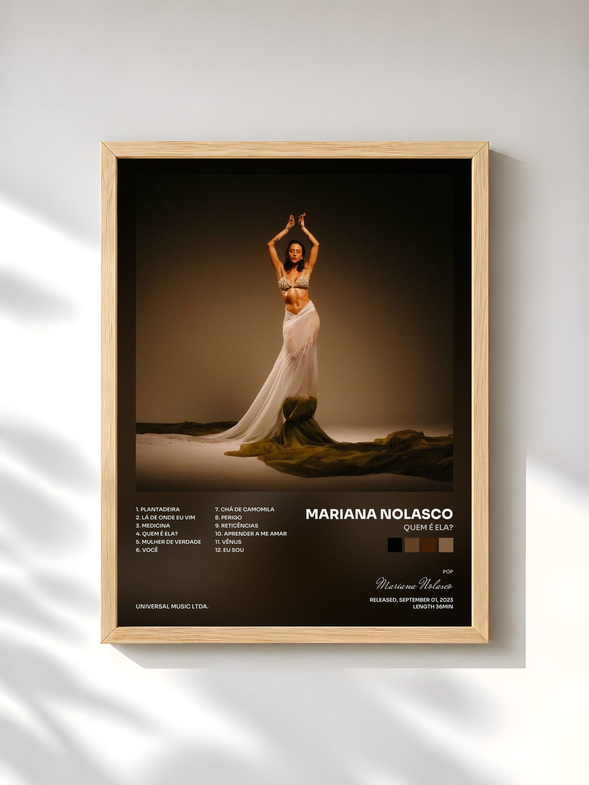 #bois Tableau de l'album Quem É Ela? de Mariana Nolasco, cadre en bois brut, imprimé et encadré en France