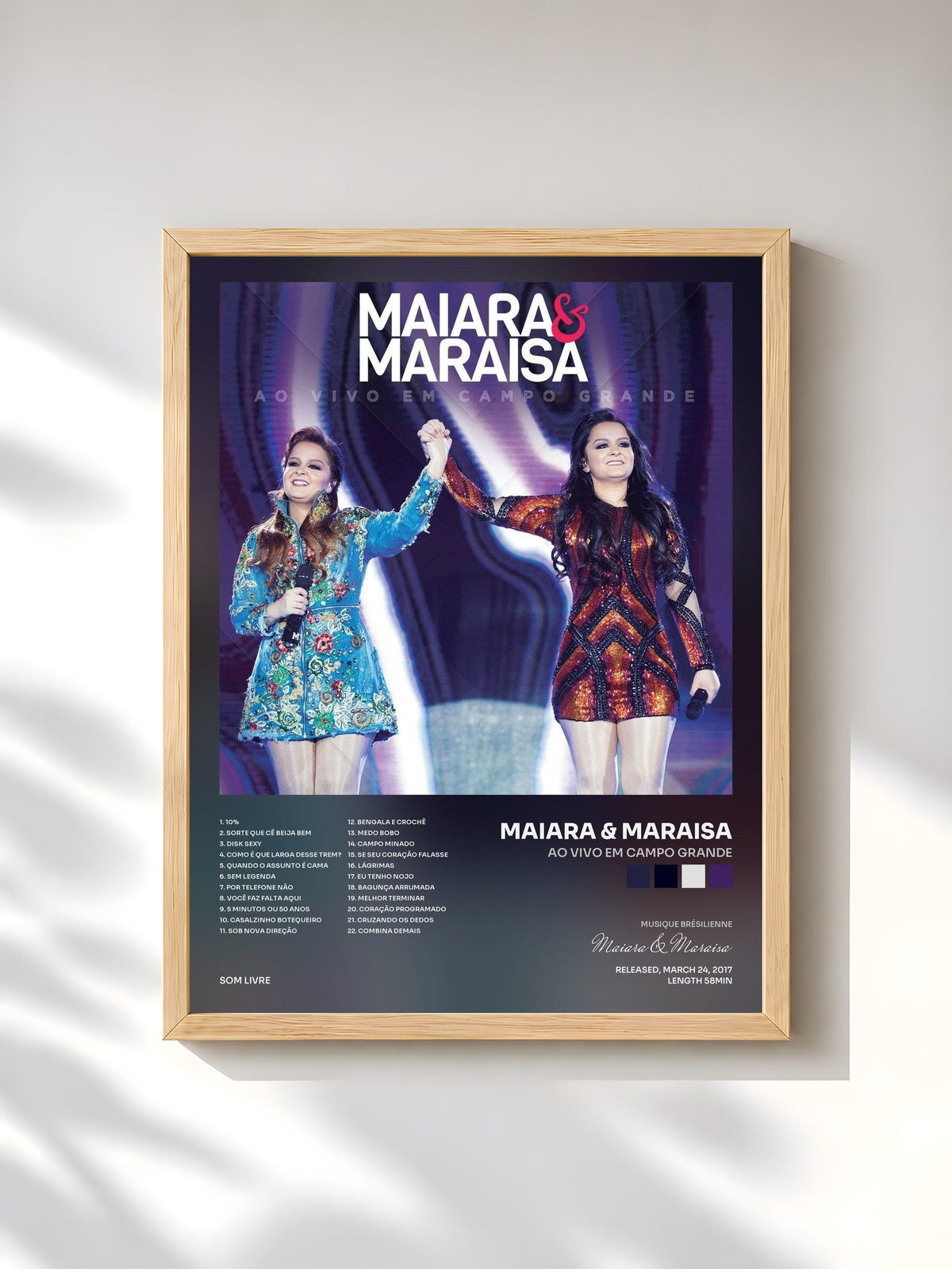 #bois Tableau de l'album Ao Vivo Em Campo Grande de Maiara & Maraisa, cadre en bois brut, imprimé et encadré en France