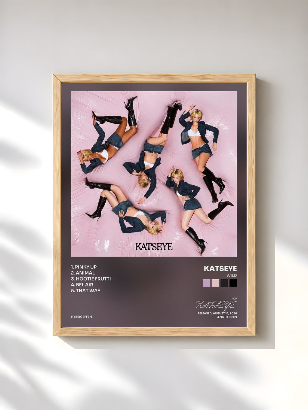#bois Tableau de l'album WILD de KATSEYE, cadre en bois brut, imprimé et encadré en France