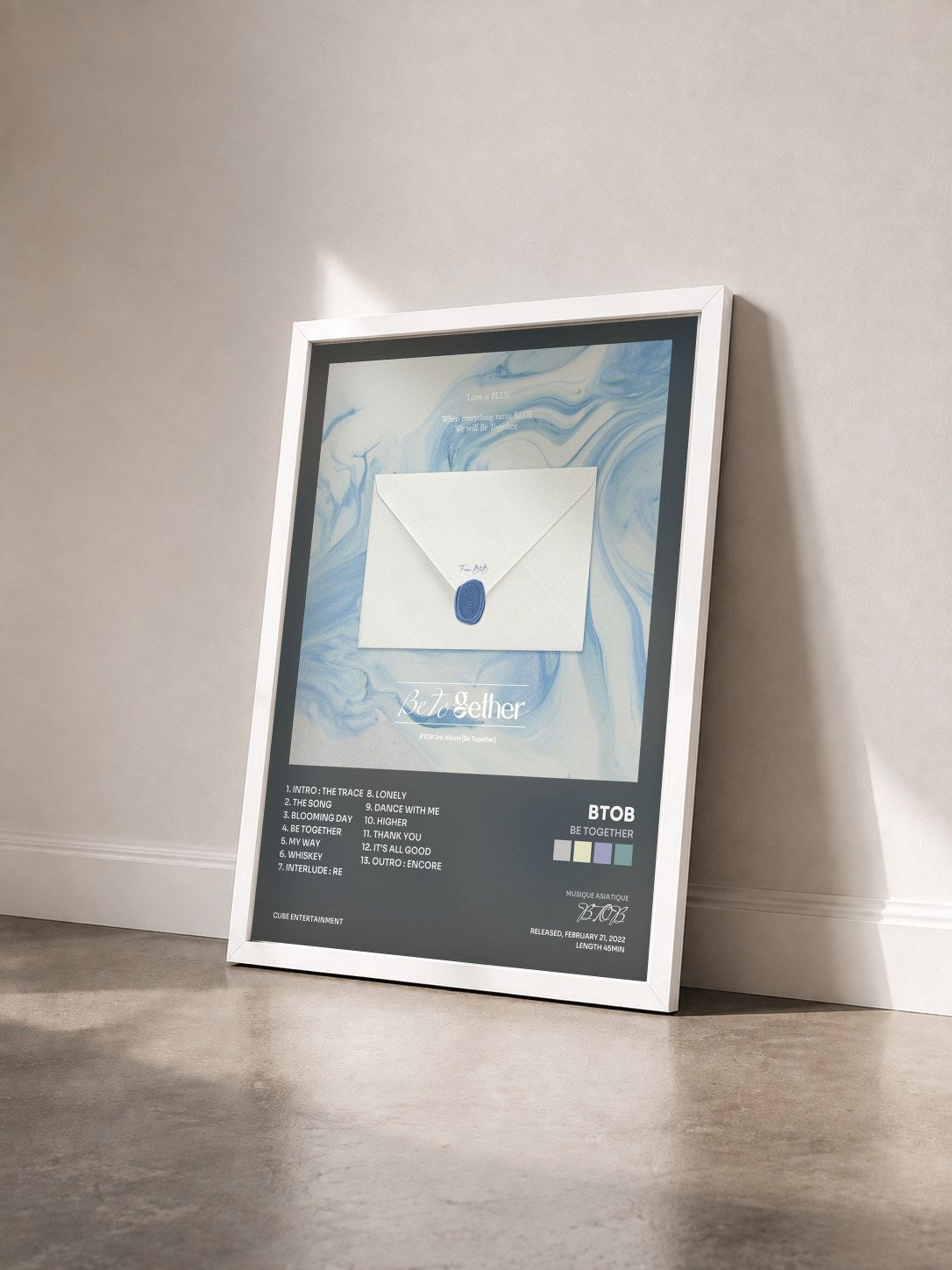 #blanc Tableau de l'album Be Together de BTOB vu de trois quarts, cadre blanc
