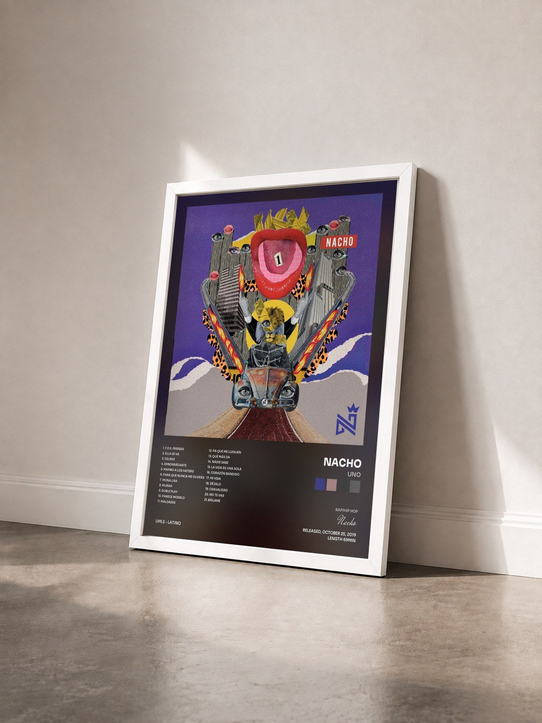 #blanc Tableau de l'album UNO de Nacho vu de trois quarts, cadre blanc