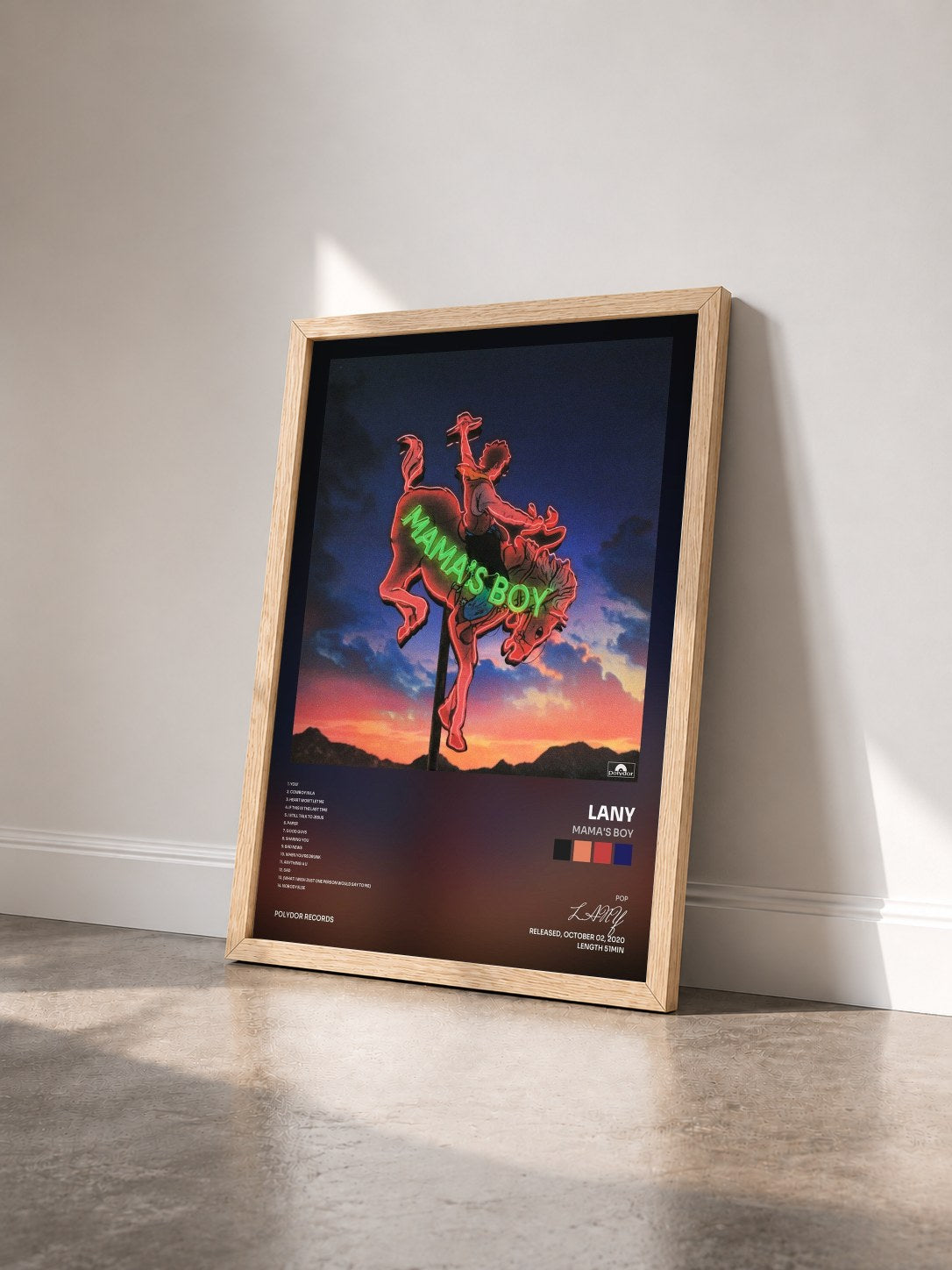#bois Tableau de l'album mama's boy de LANY vu de trois quarts, cadre en bois brut