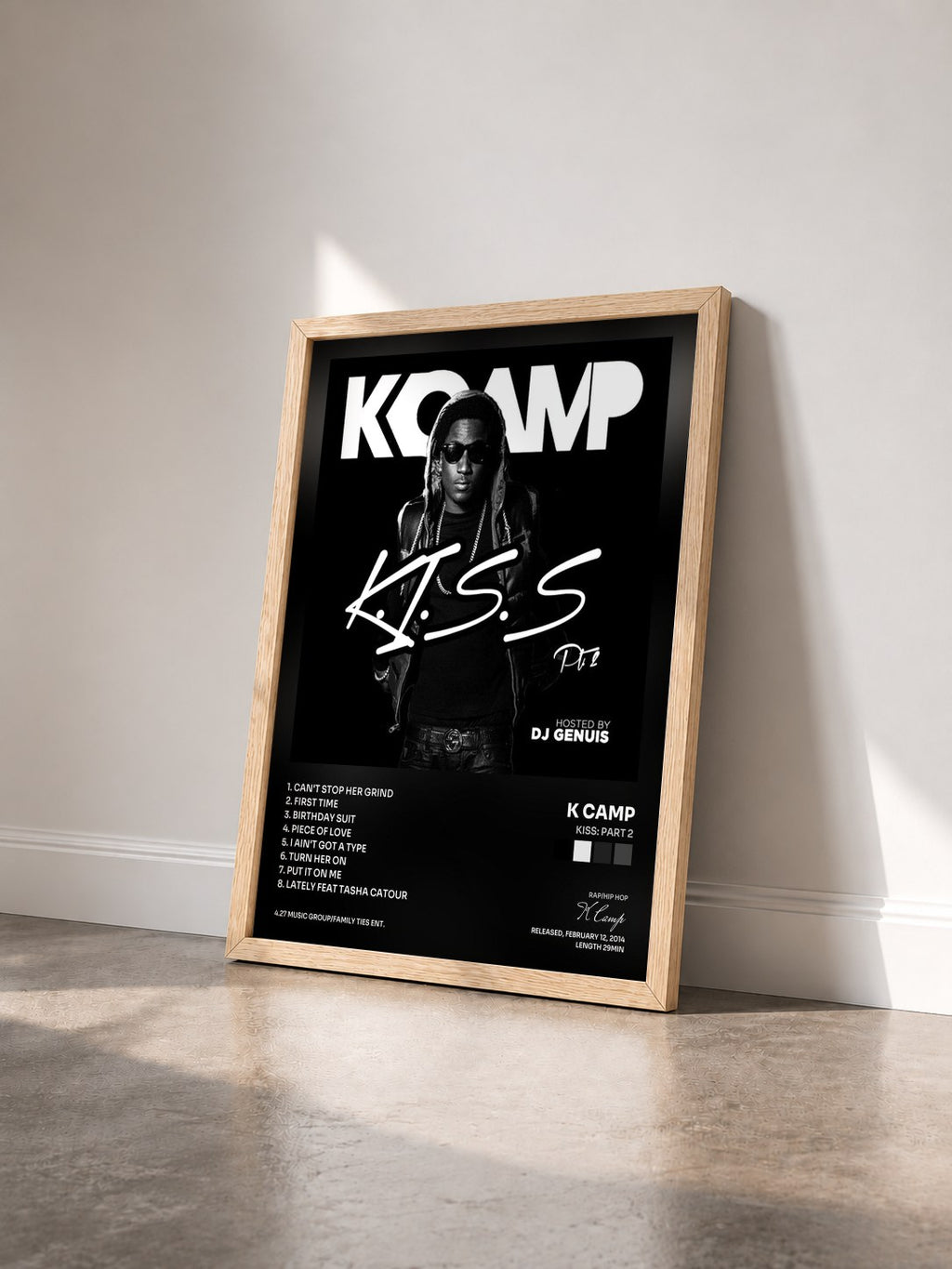 #bois Tableau de l'album Kiss: Part 2 de K Camp vu de trois quarts, cadre en bois brut