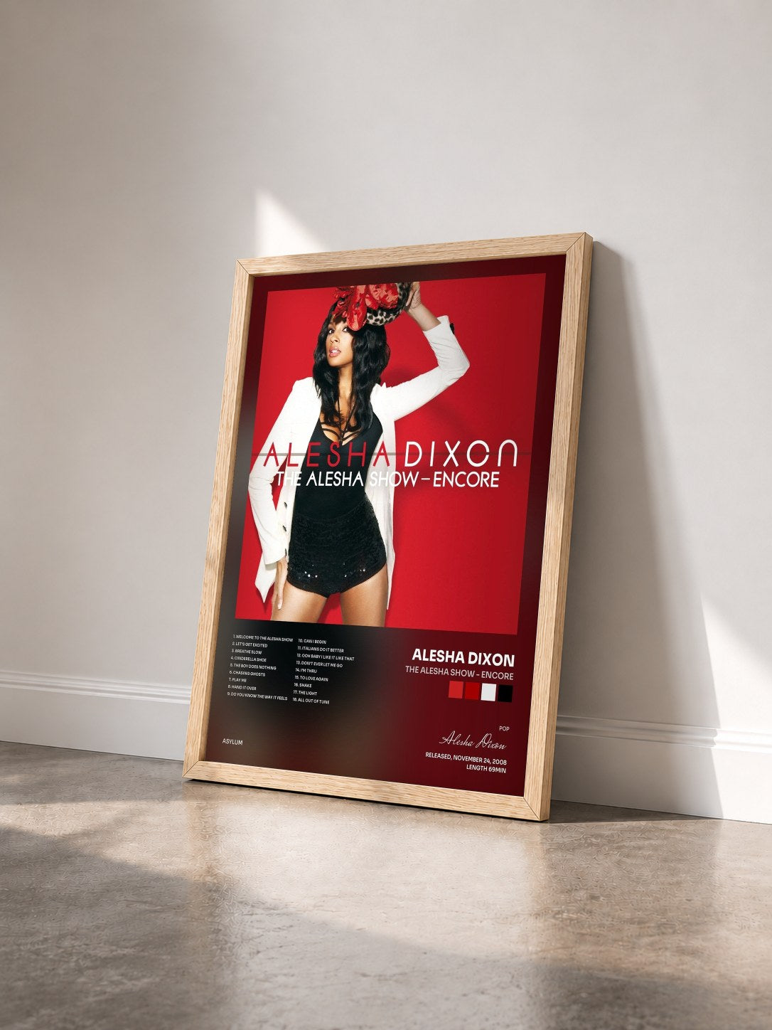 #bois Tableau de l'album The Alesha Show - Encore de Alesha Dixon vu de trois quarts, cadre en bois brut