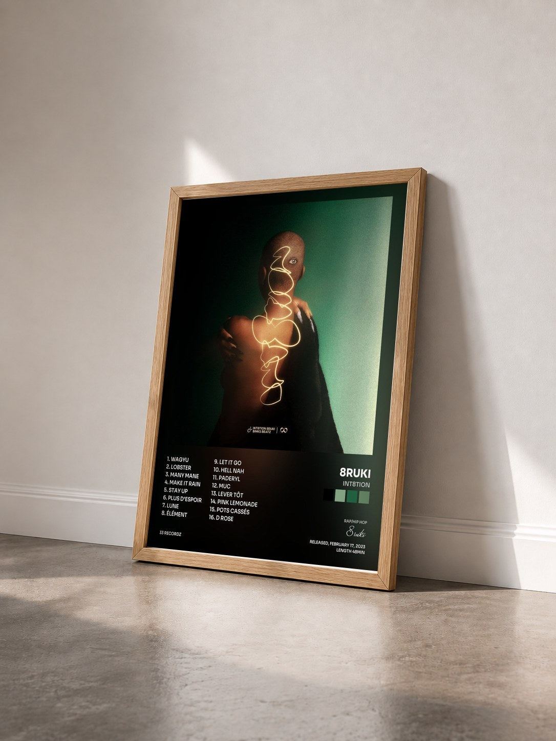 #bois Tableau de l'album INT8TION de 8ruki vu de trois quarts, cadre en bois brut