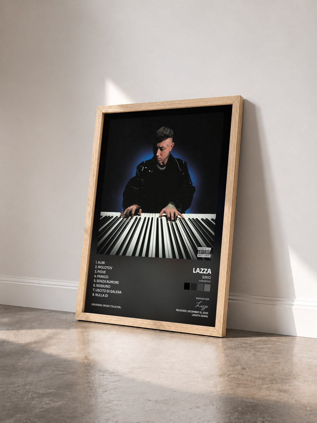 #bois Tableau de l'album SIRIO (Concertos) de Lazza vu de trois quarts, cadre en bois brut