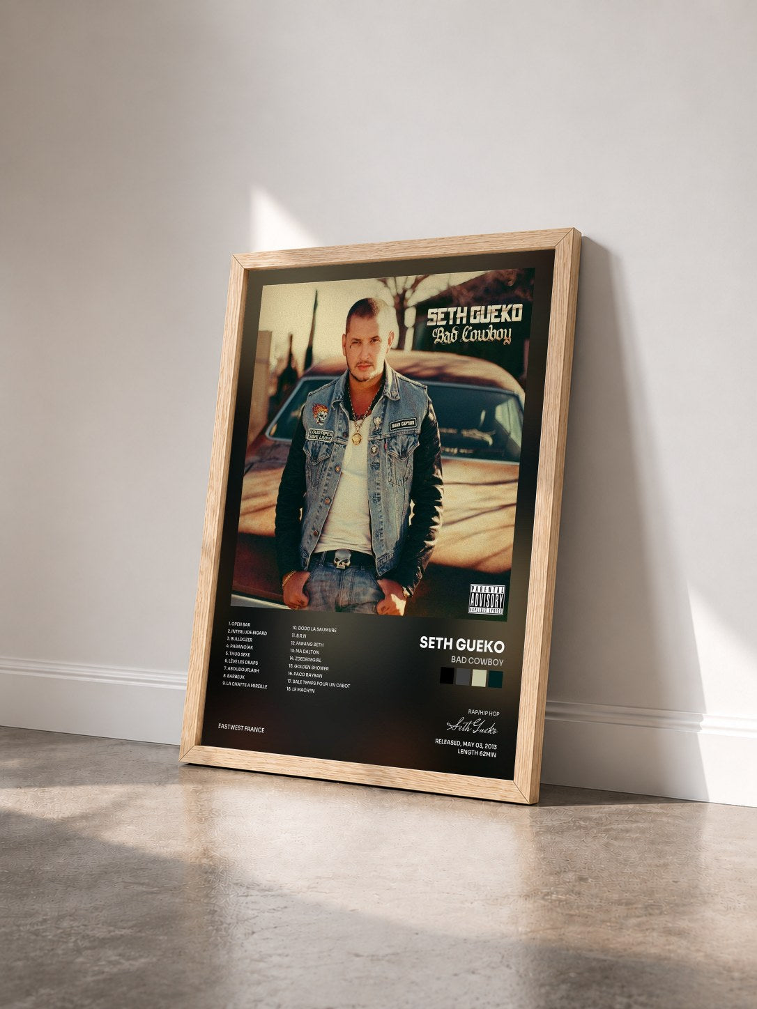 #bois Tableau de l'album Bad Cowboy de Seth Gueko vu de trois quarts, cadre en bois brut