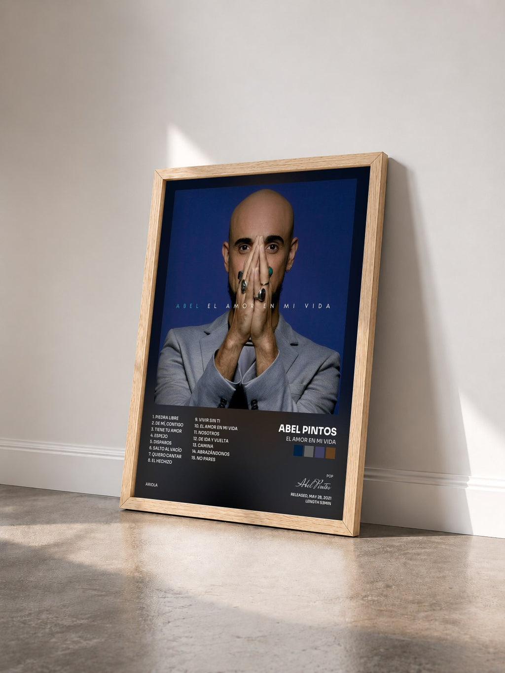 #bois Tableau de l'album El Amor en Mi Vida de Abel Pintos vu de trois quarts, cadre en bois brut