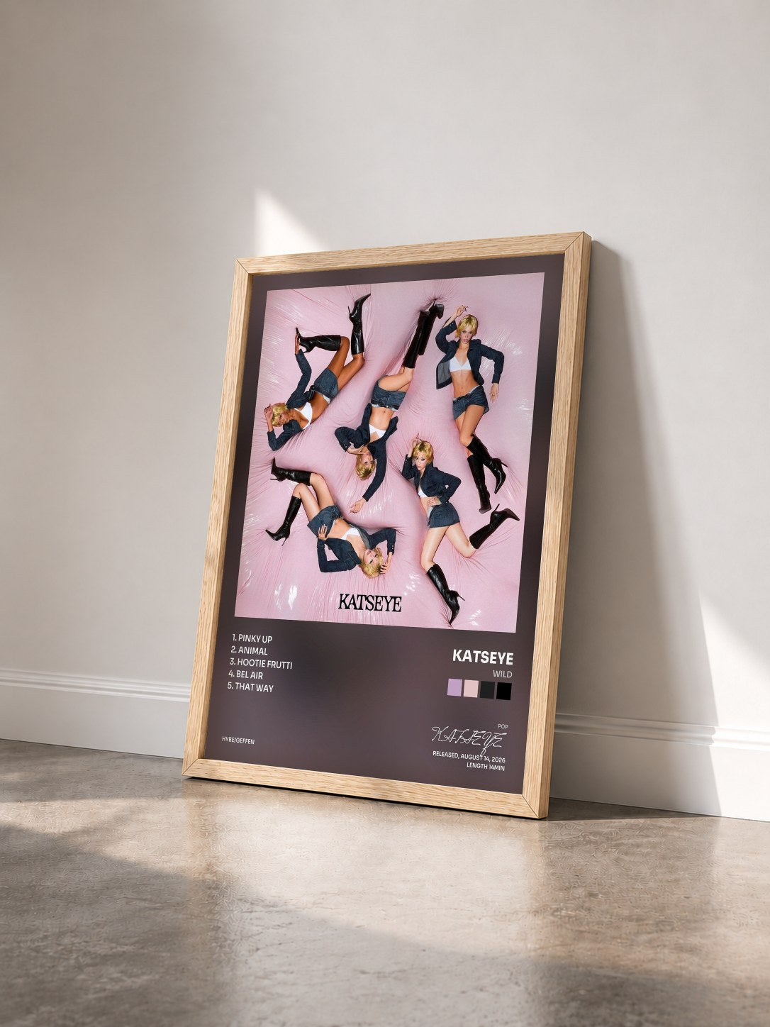 #bois Tableau de l'album WILD de KATSEYE vu de trois quarts, cadre en bois brut