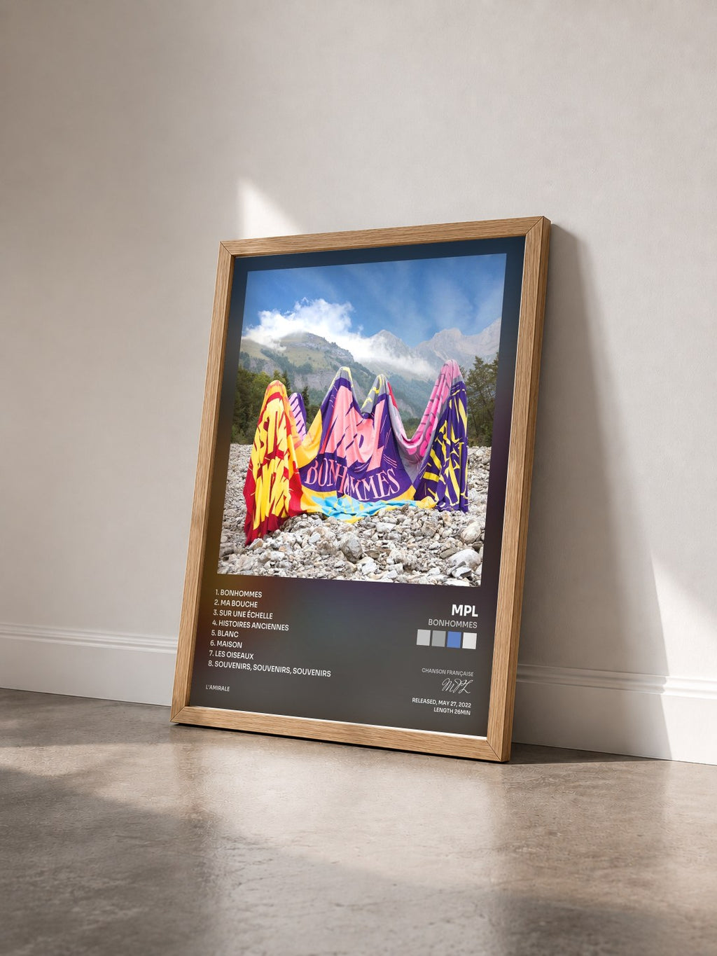 #bois Tableau de l'album Bonhommes de MPL vu de trois quarts, cadre en bois brut