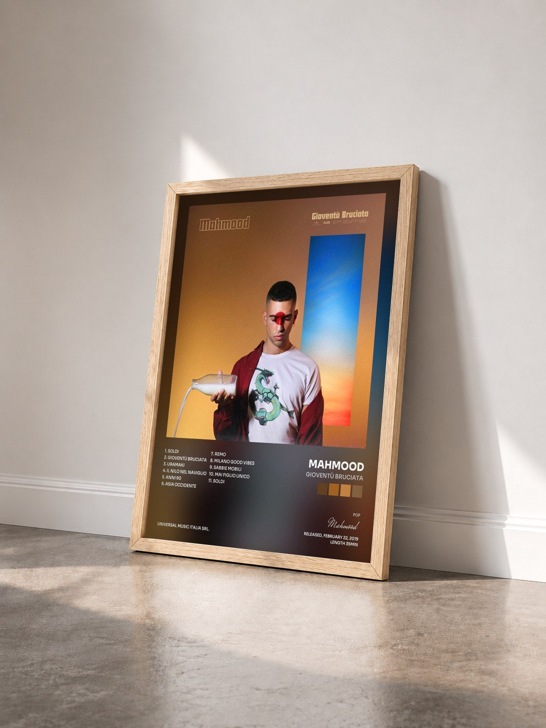 #bois Tableau de l'album Gioventù Bruciata de Mahmood vu de trois quarts, cadre en bois brut