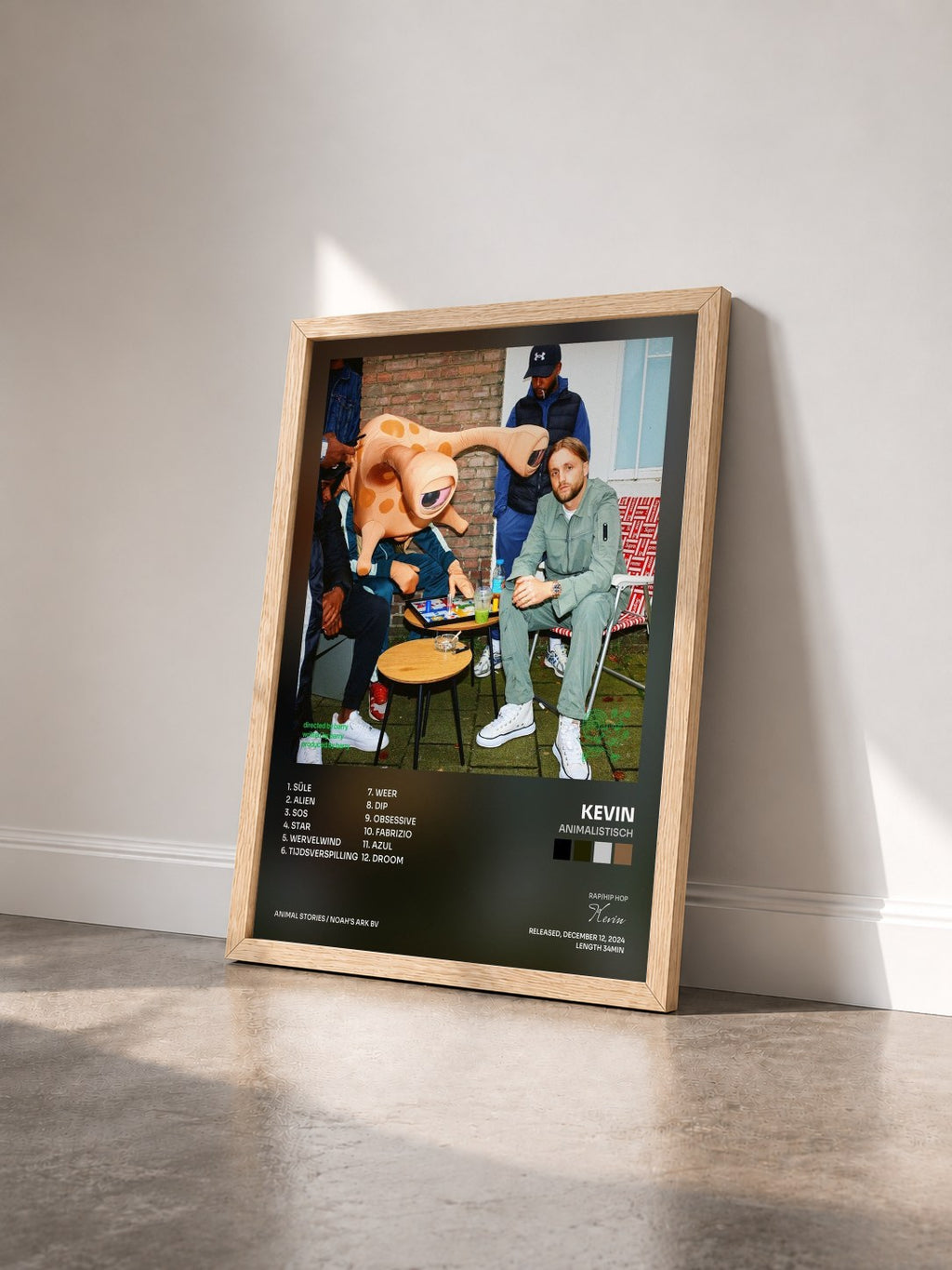 #bois Tableau de l'album ANIMALISTISCH de Kevin vu de trois quarts, cadre en bois brut