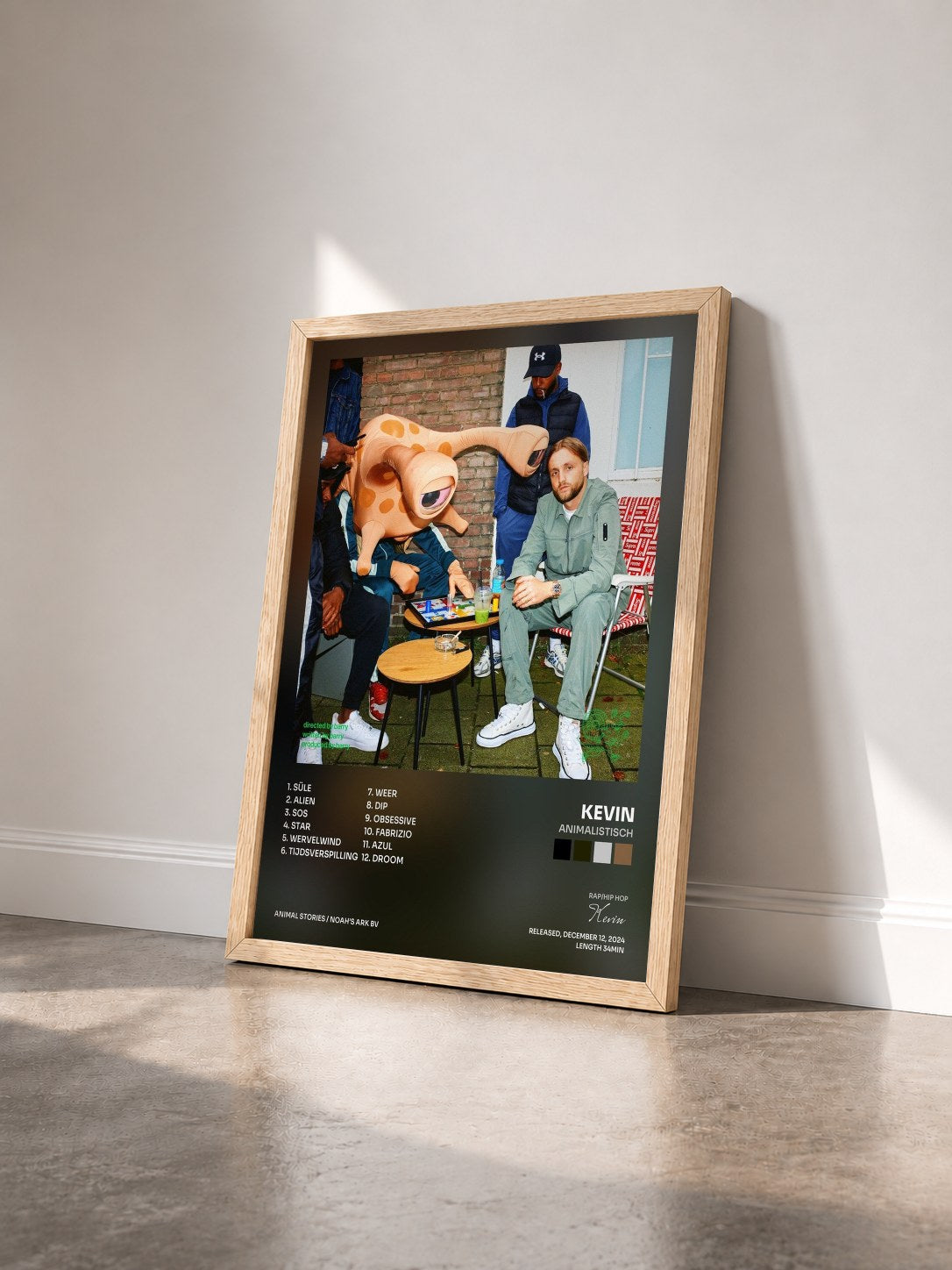 #bois Tableau de l'album ANIMALISTISCH de Kevin vu de trois quarts, cadre en bois brut