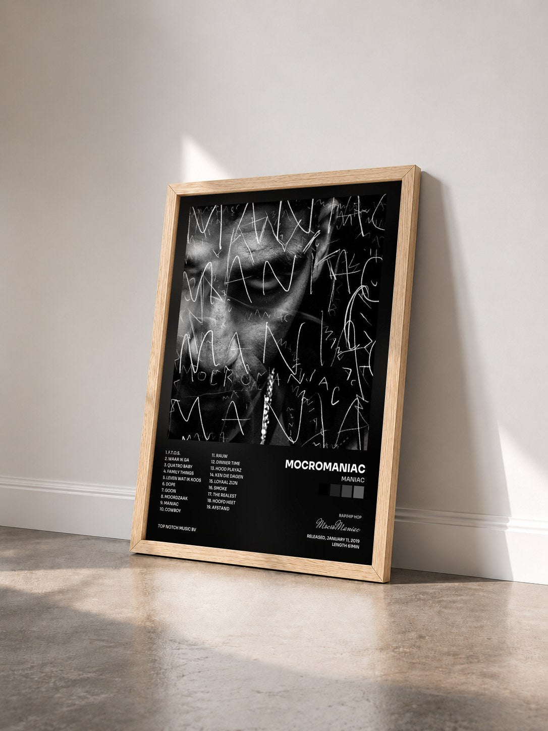 #bois Tableau de l'album MANIAC de MocroManiac vu de trois quarts, cadre en bois brut