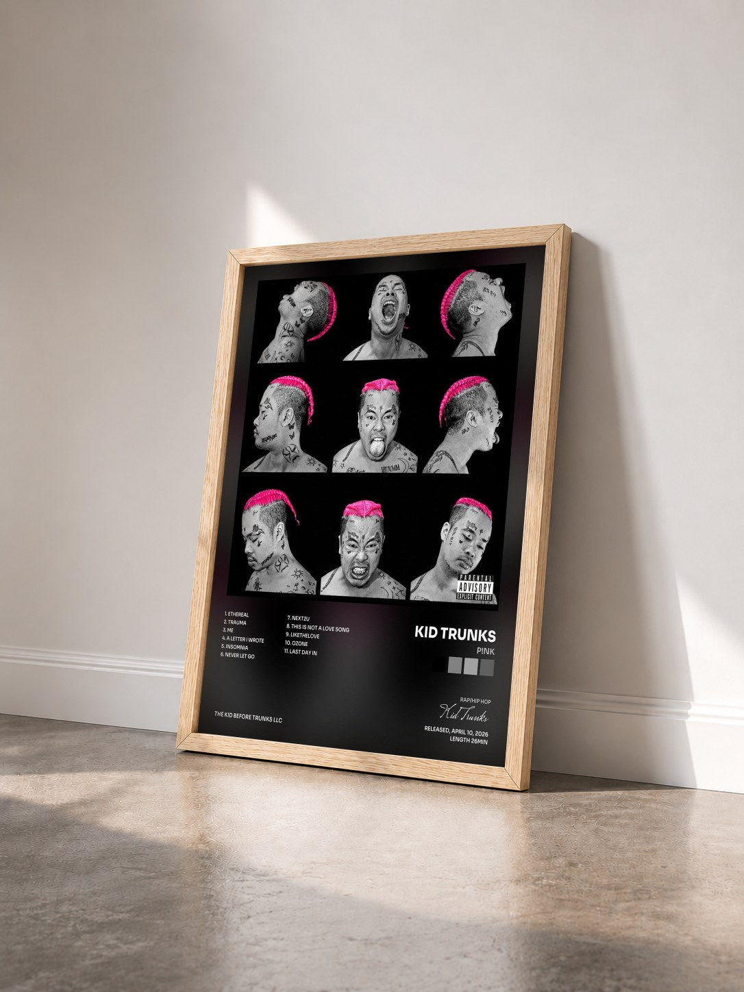#bois Tableau de l'album P!NK de Kid Trunks vu de trois quarts, cadre en bois brut