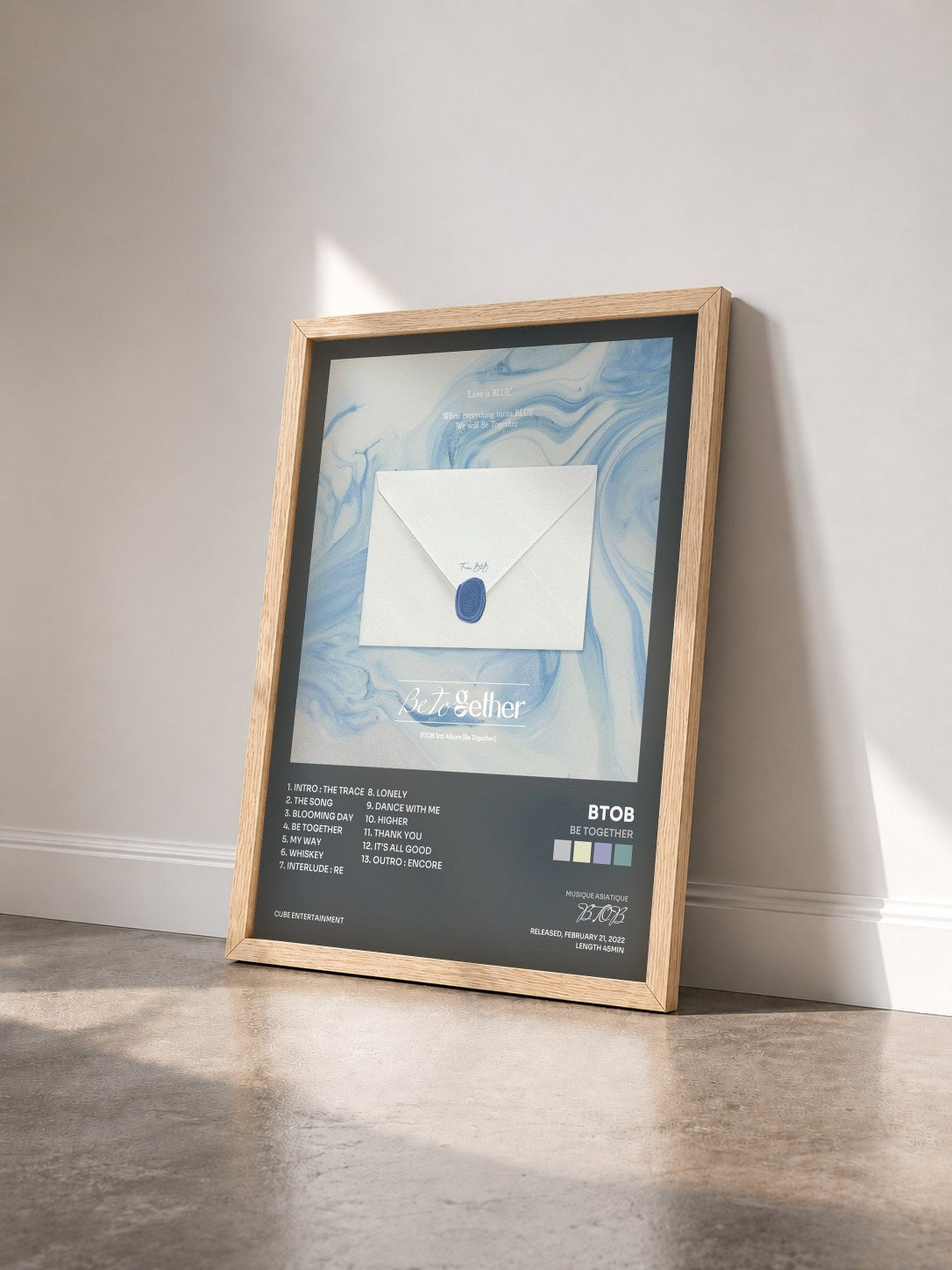 #bois Tableau de l'album Be Together de BTOB vu de trois quarts, cadre en bois brut