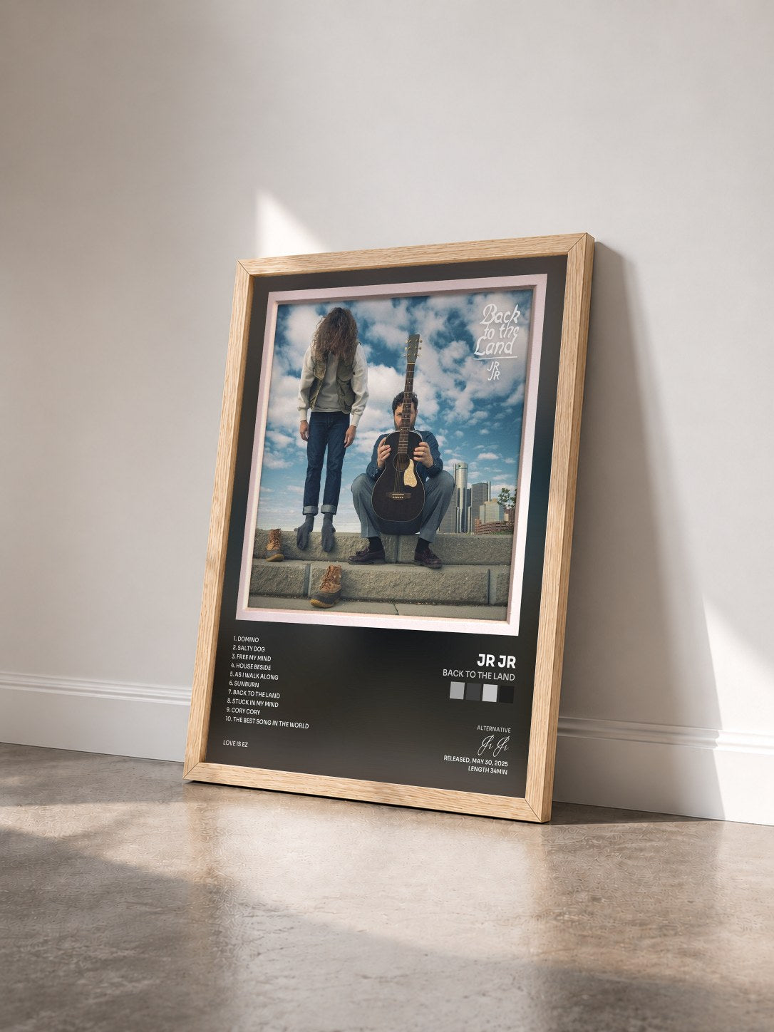 #bois Tableau de l'album Back to the Land de Jr Jr vu de trois quarts, cadre en bois brut