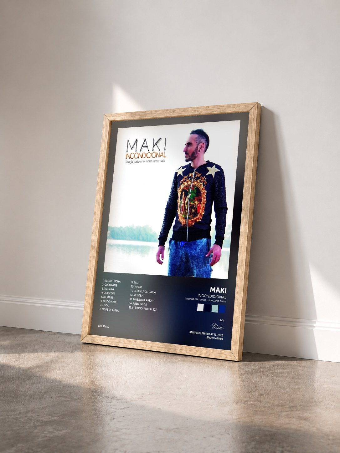 #bois Tableau de l'album Incondicional (Trilogía parte uno: Lucha, Ama, Baila) de Maki vu de trois quarts, cadre en bois brut