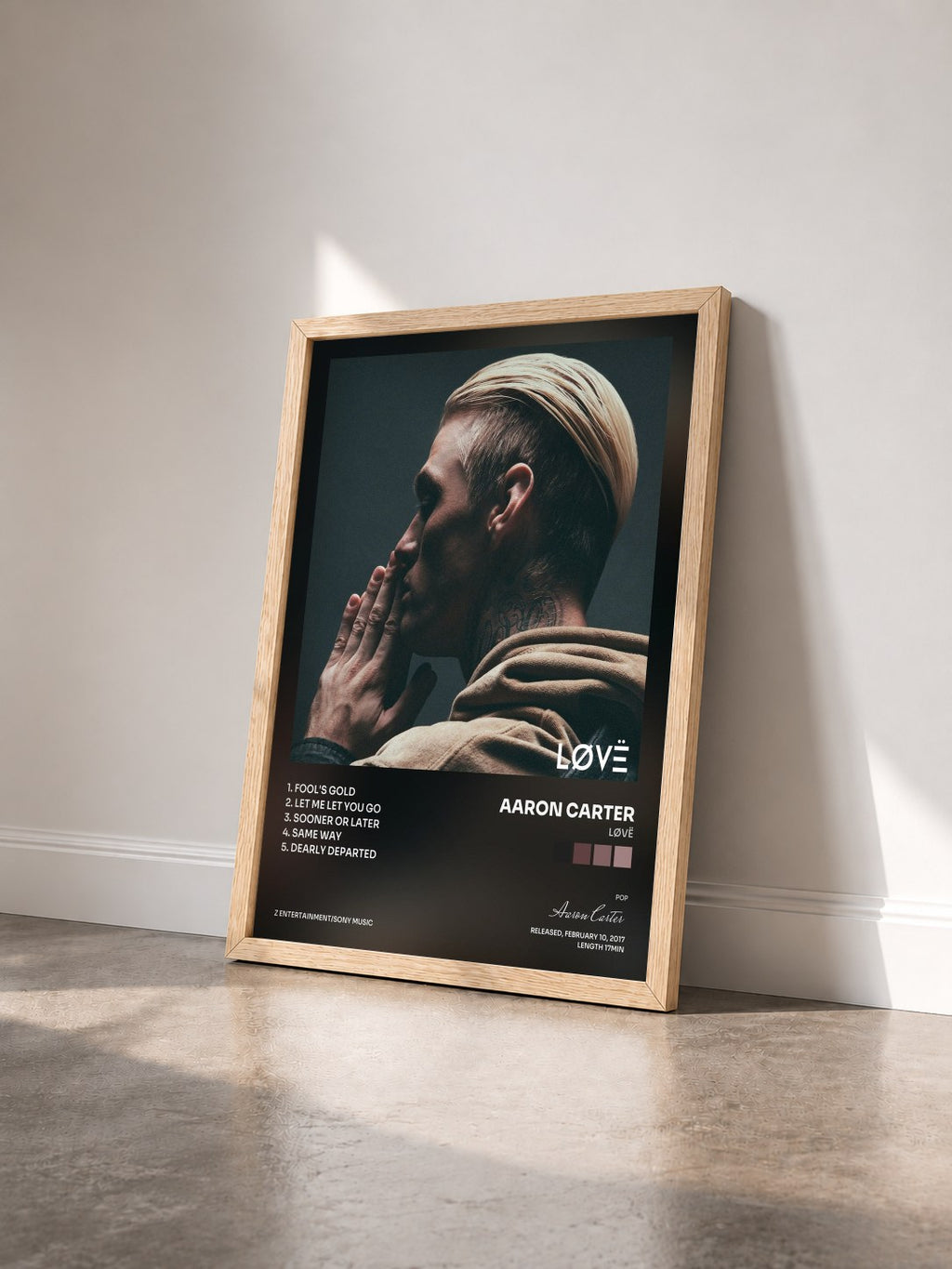 #bois Tableau de l'album LøVë de Aaron Carter vu de trois quarts, cadre en bois brut