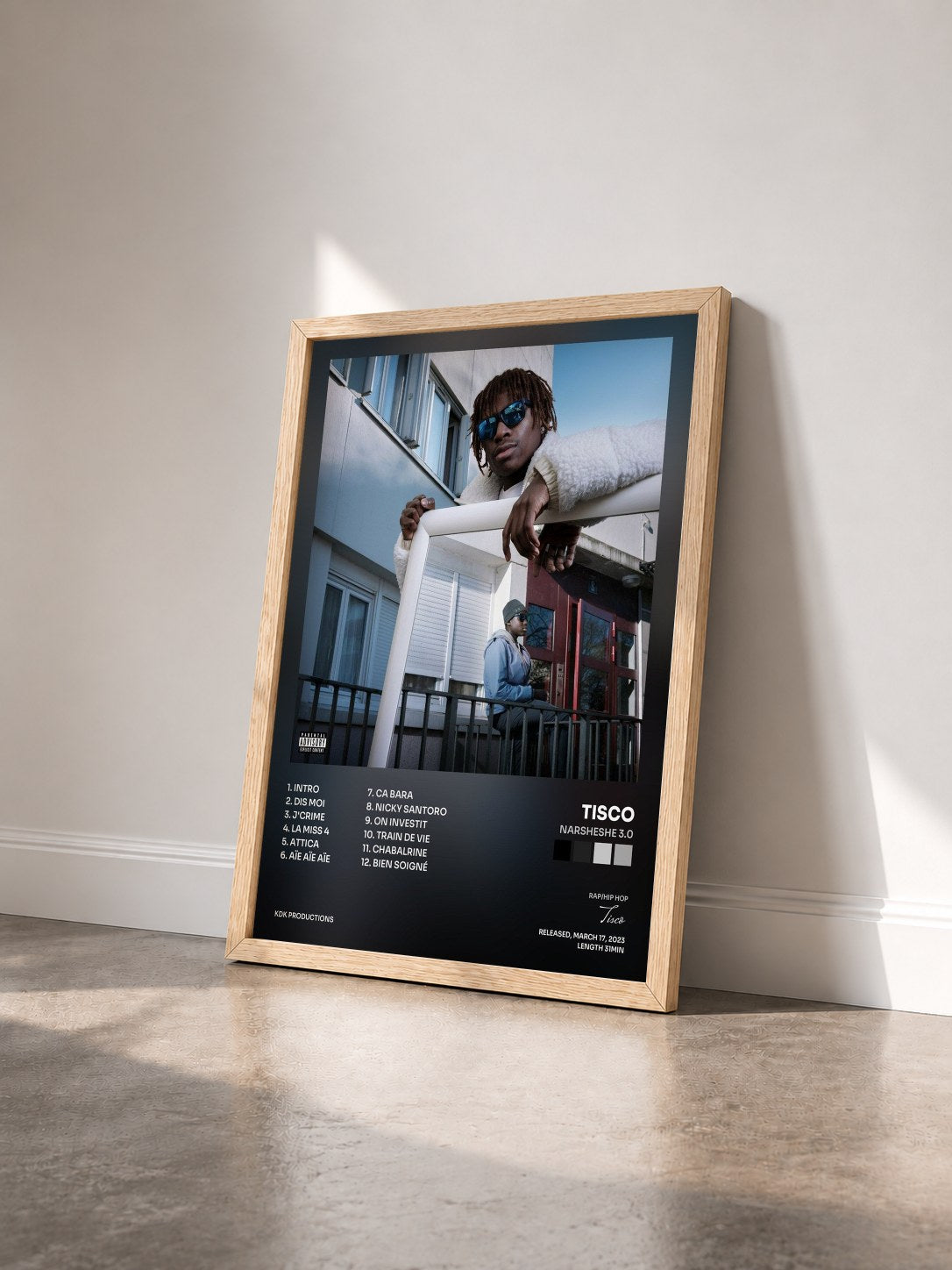 #bois Tableau de l'album Narsheshe 3.0 de Tisco vu de trois quarts, cadre en bois brut